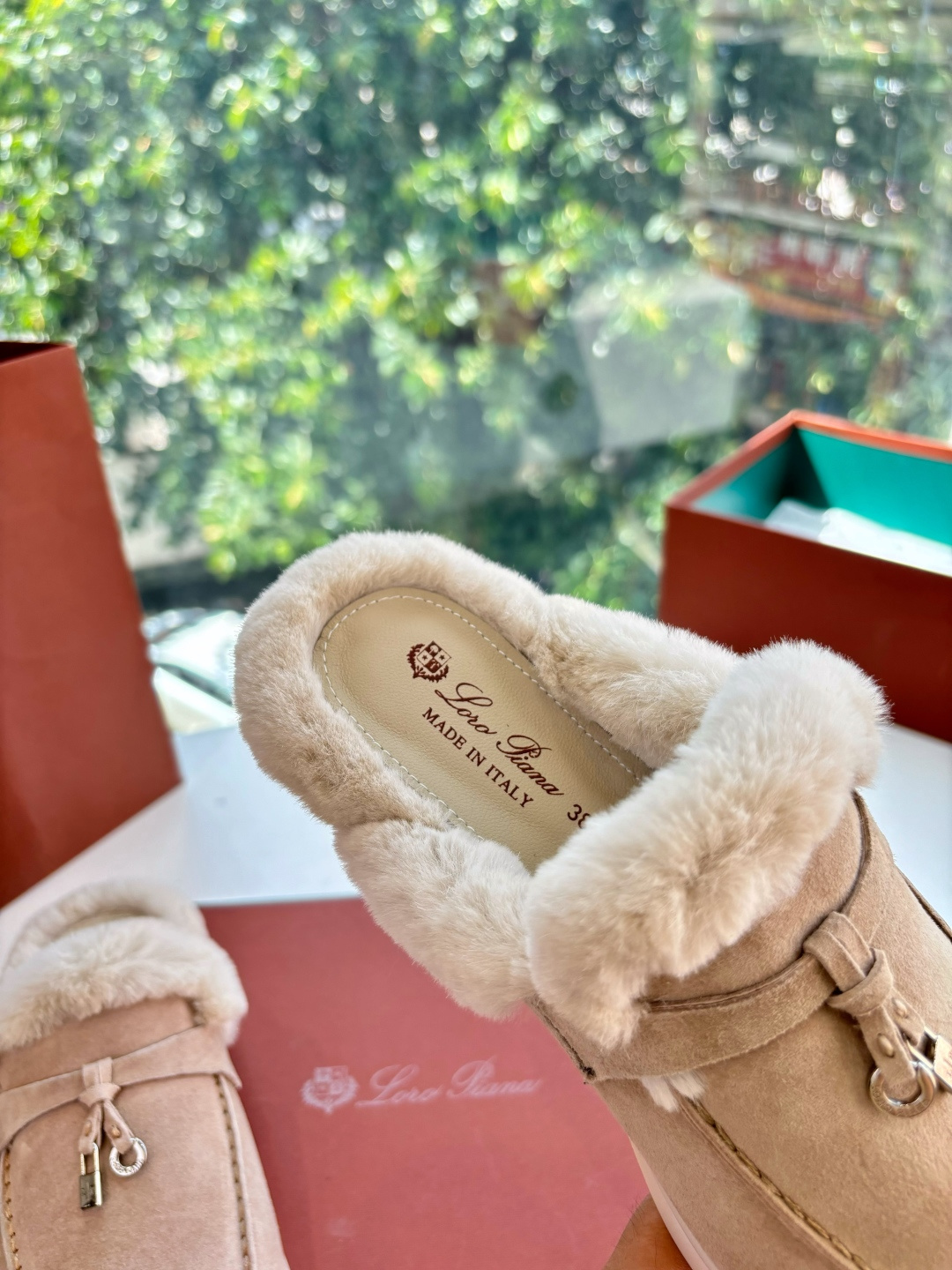 로로피아나(Loro Piana) 커플 퍼 트리밍 스웨이드 뮬 슬리퍼 신발