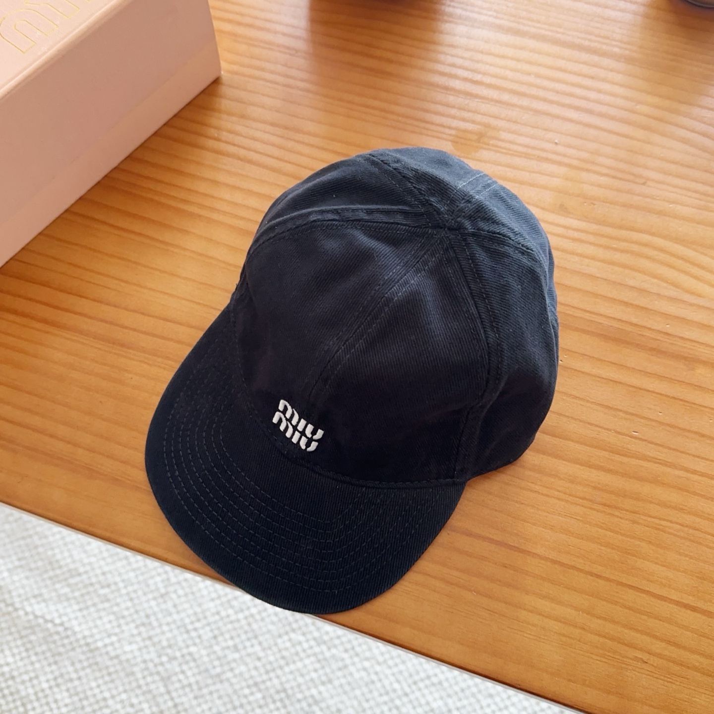 미우미우(MIU MIU) 자수 로고 볼캡 모자