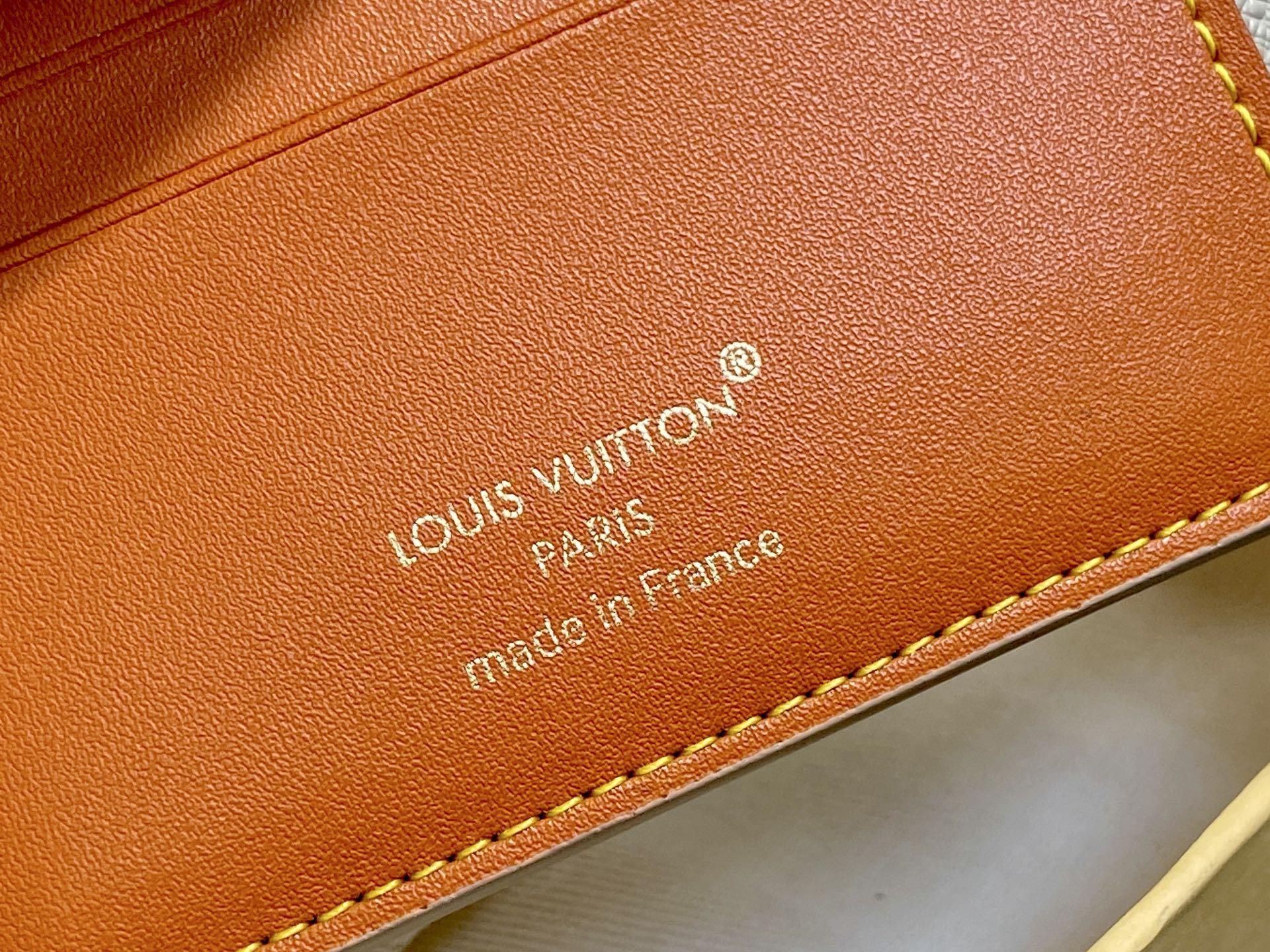 [Louis Vuitton] LV 루이비통 모노그램 서플러스 멀티플 월릿 (에이프리콧 그레이) 지갑
