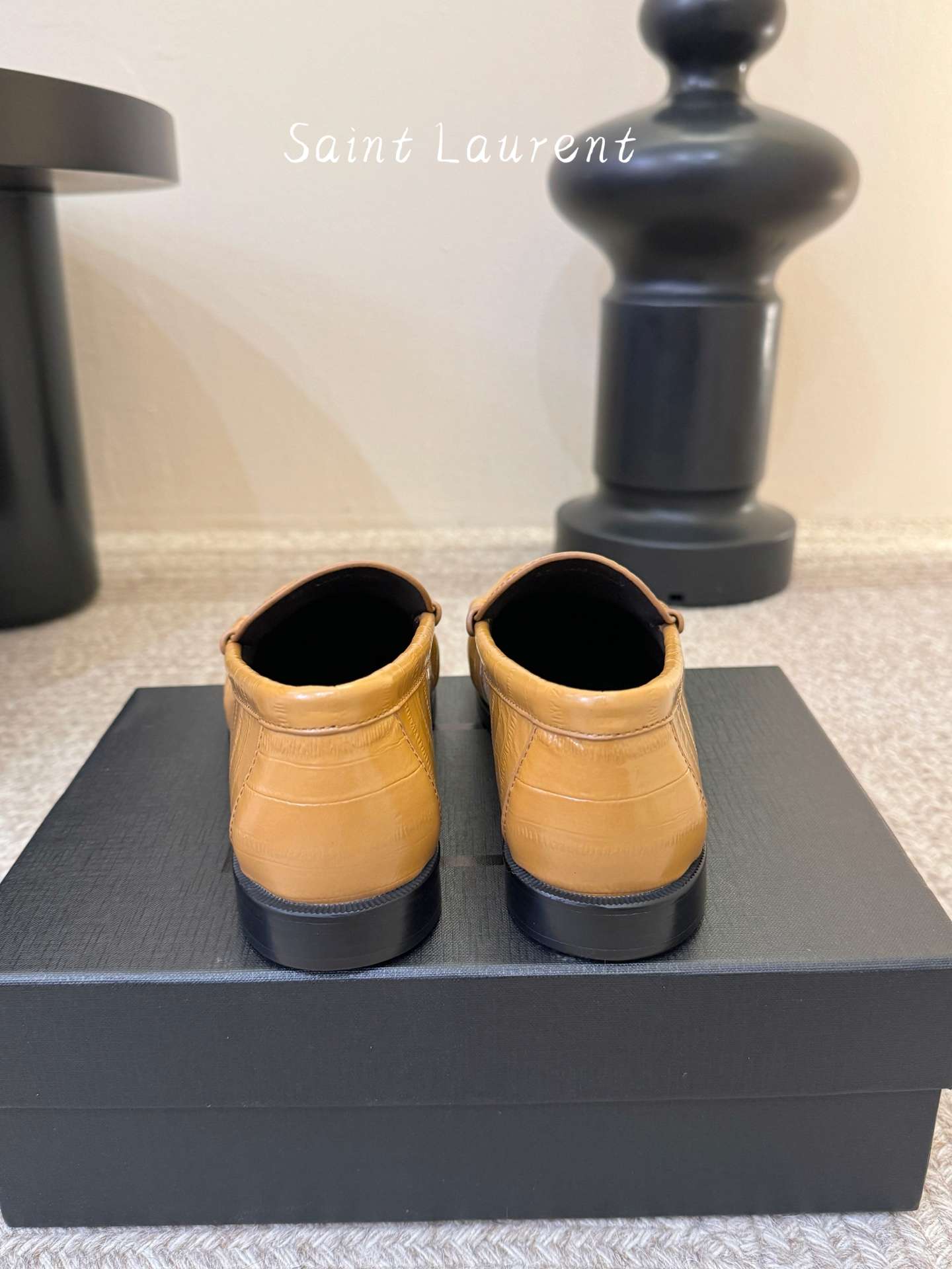 생로랑(SAINT LAURENT) 카프 레더 페니 로퍼 신발