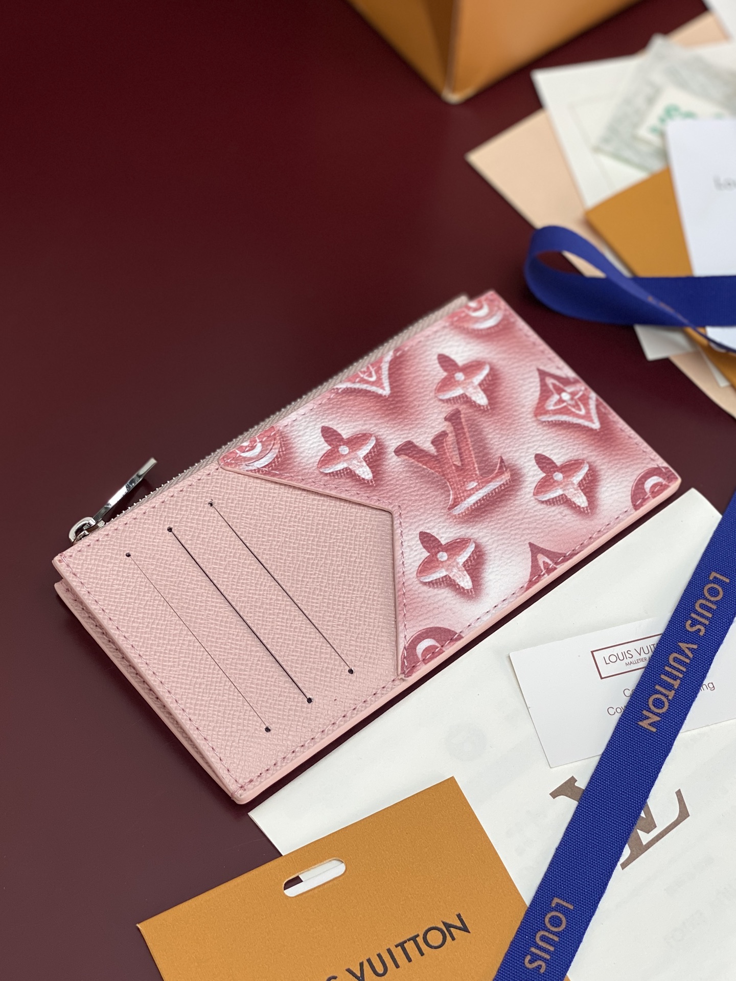 [Louis Vuitton] LV 루이비통 타이가 모노그램 코인 카드 홀더 (코튼 핑크) 지갑