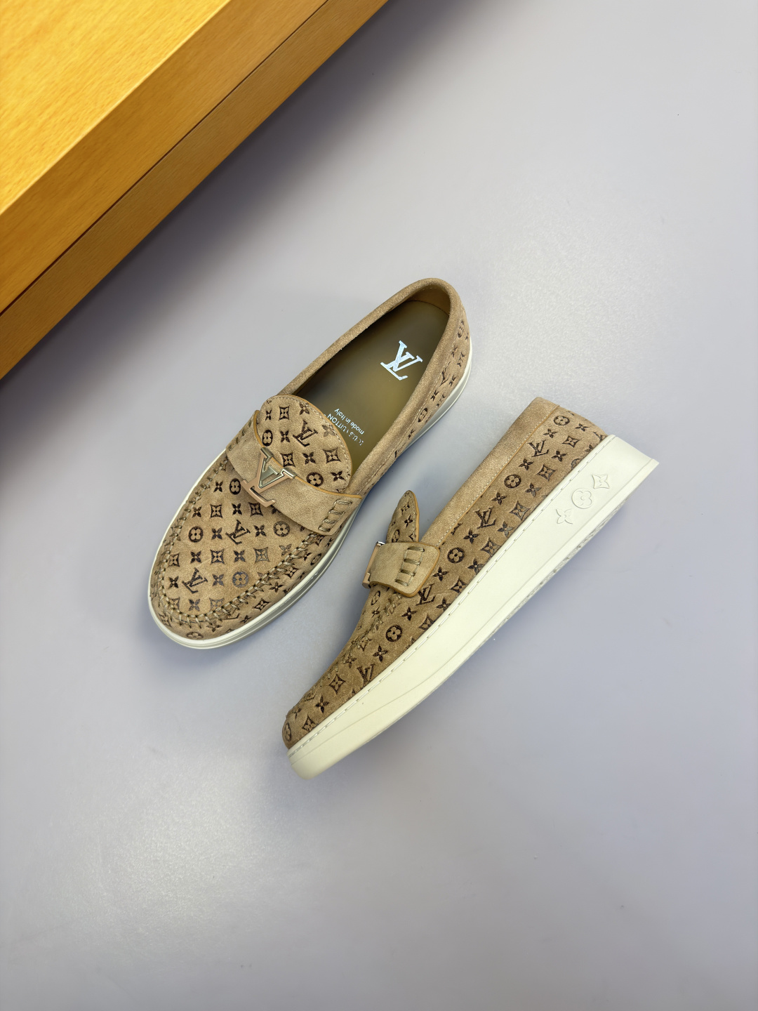 [Louis Vuitton] LV 루이비통 프리미엄 스웨이드 엠보싱 메탈버클 캐주얼 로퍼 신발