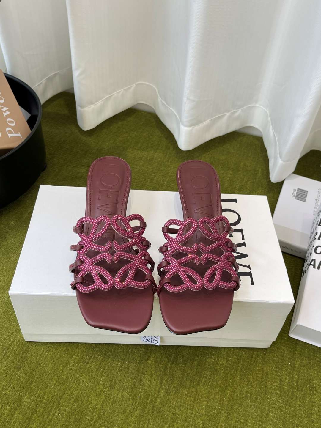 로에베(LOEWE) 아나그램 라인스톤 미들 힐 신발