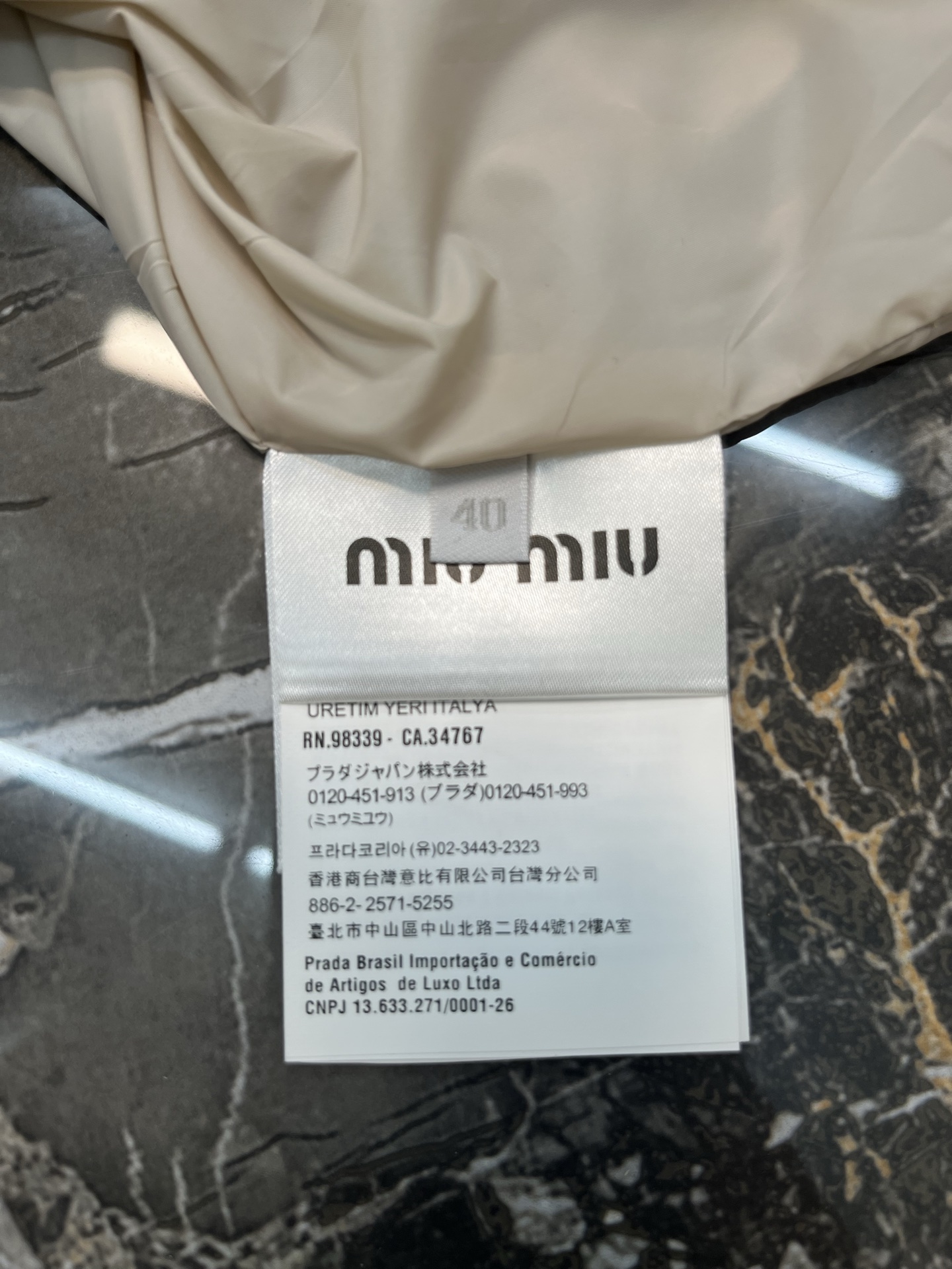 미우미우(MIU MIU) 배색 브이넥 나일론 맨투맨 상의 의류