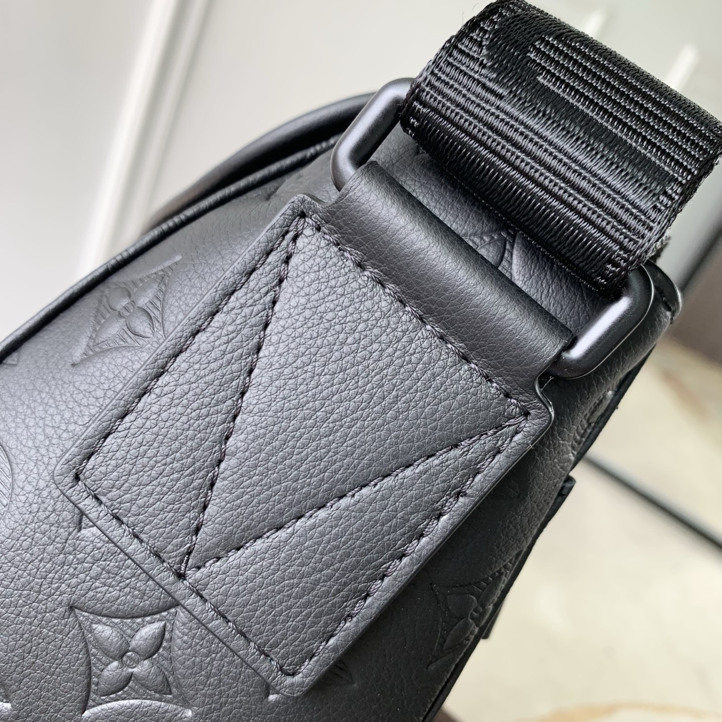 LOUIS VUITTON LV 루이비통 쿠리에 메신저 크로스 백 (모노그램 섀도우 레더) 가방