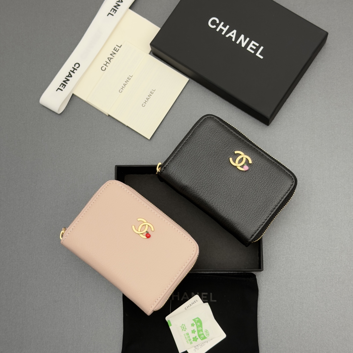 [Chanel] 샤넬 메탈 로고 지퍼 카드 지갑