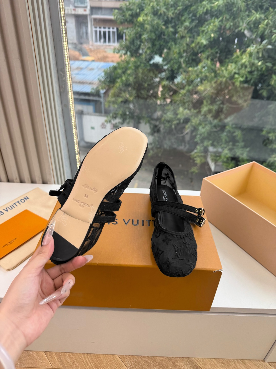 루이비통(LV) 무라카미 체리 메쉬 샌들 신발