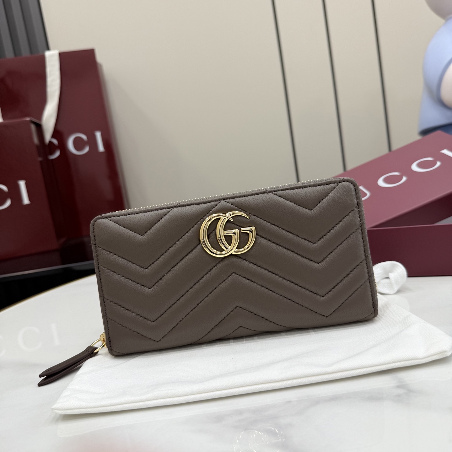 GUCCI 구찌 GG 마몽(GG 마몬트) 컬렉션 - 마틀라세 라운드 지퍼 장지갑