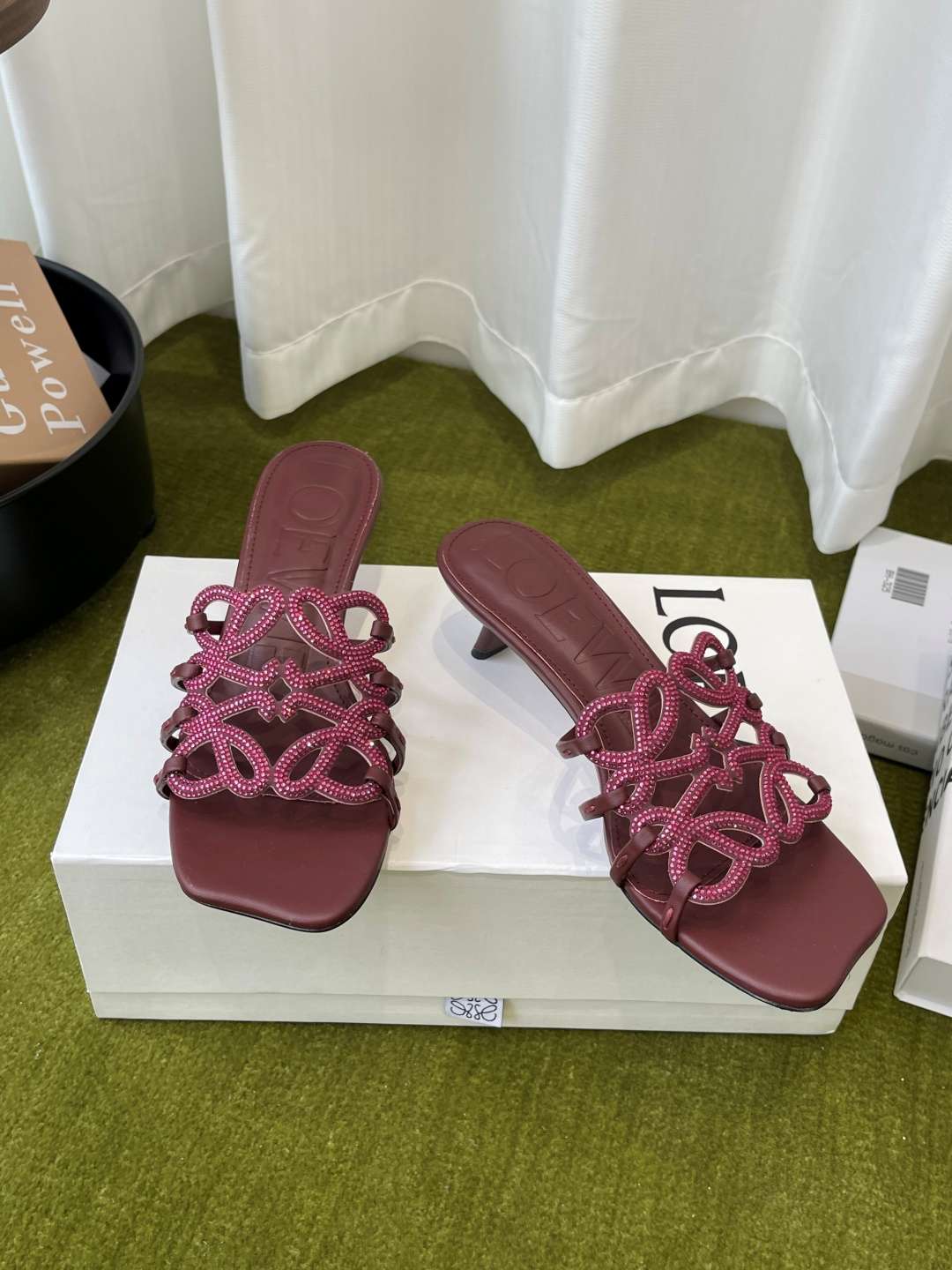 로에베(LOEWE) 아나그램 라인스톤 미들 힐 신발