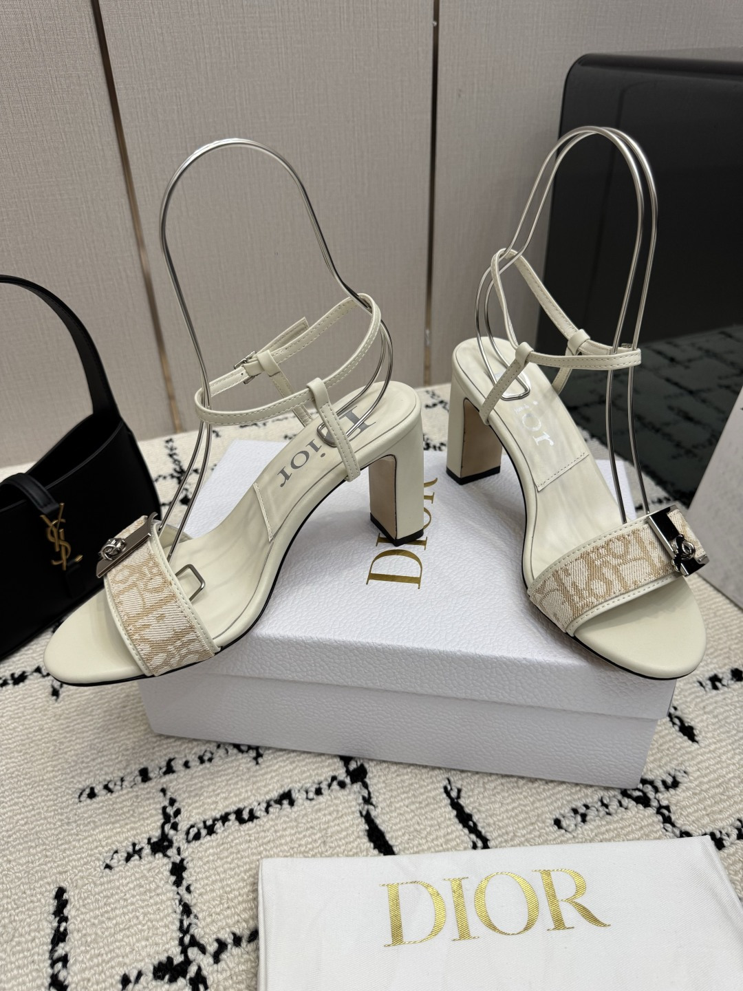 디올(DIOR) 로고 버클 데님 레더 샌들 신발