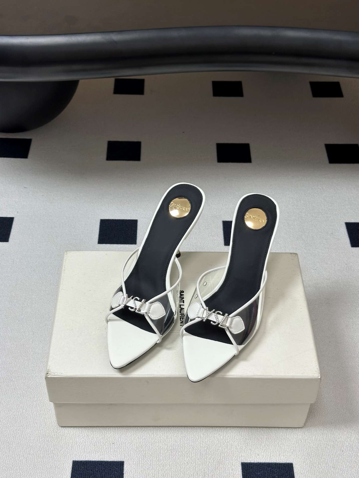 생로랑(SAINT LAURENT) 라인스톤 포인티드토 힐 신발
