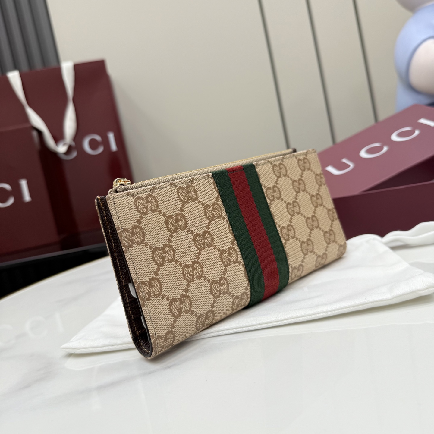 [Gucci] 구찌 (Generation) GG 수프림 삼선 웹 플랩 장지갑