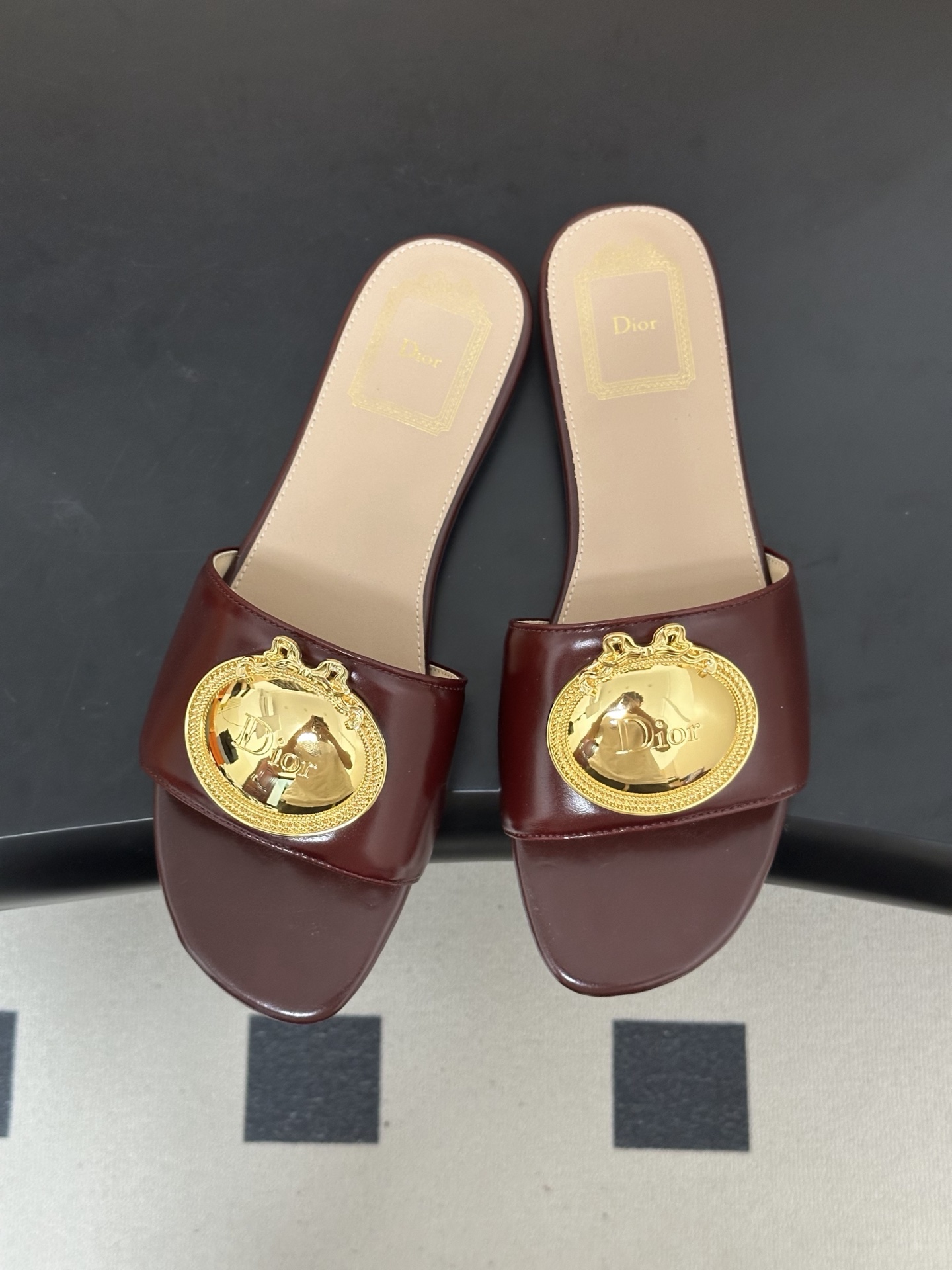 디올(DIOR) 메탈 버클 슬라이드 슬리퍼 신발