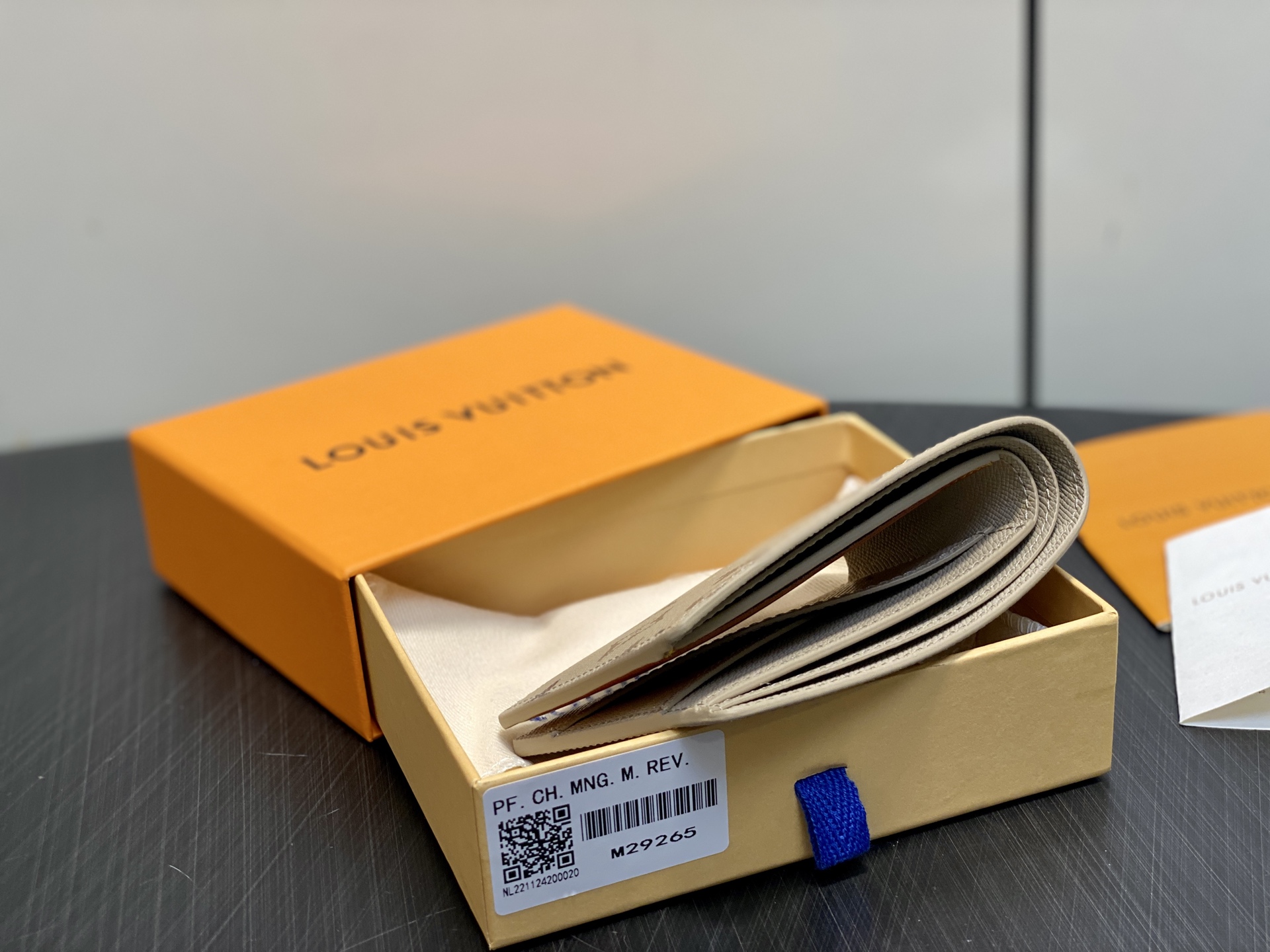 [Louis Vuitton] LV 루이비통 모노그램 서플러스 멀티플 월릿 (에이프리콧 그레이) 지갑