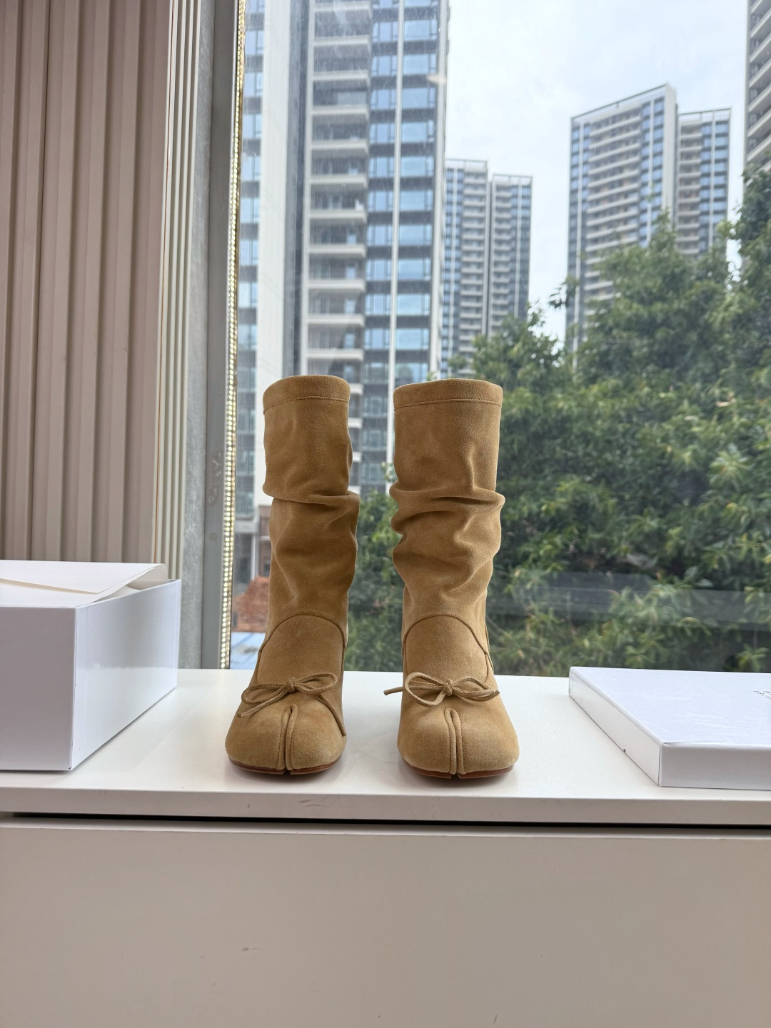 메종 마르지엘라(Maison Margiela) 타비 스웨이드 미들 부츠 신발
