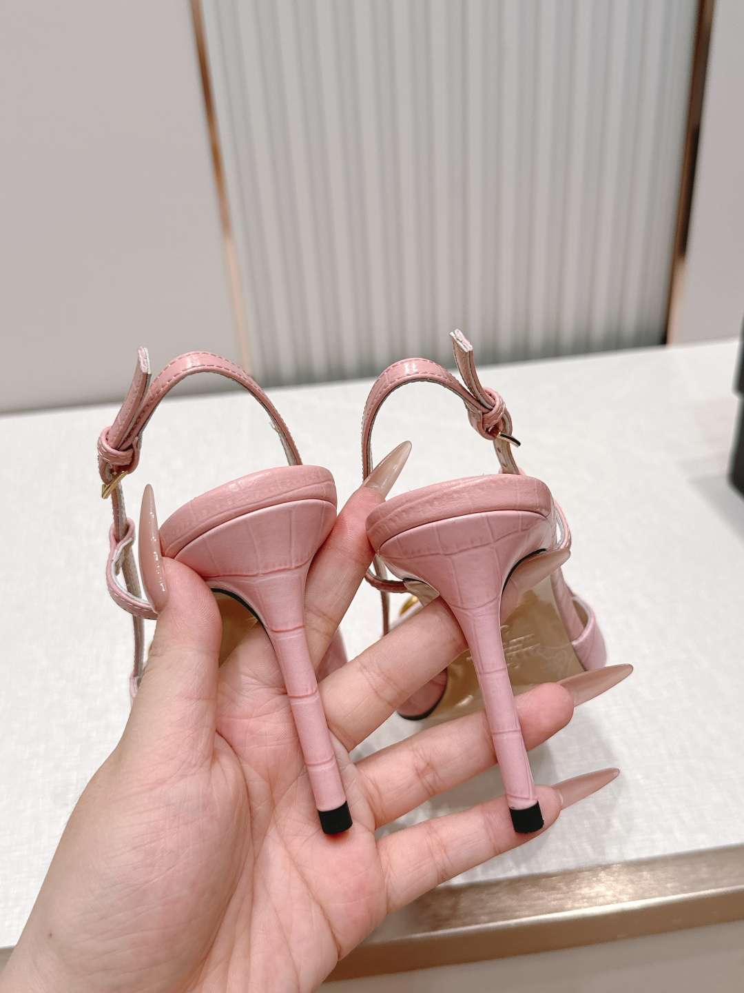 발렌티노(VALENTINO) 시그니처 슬링백 하이힐 신발
