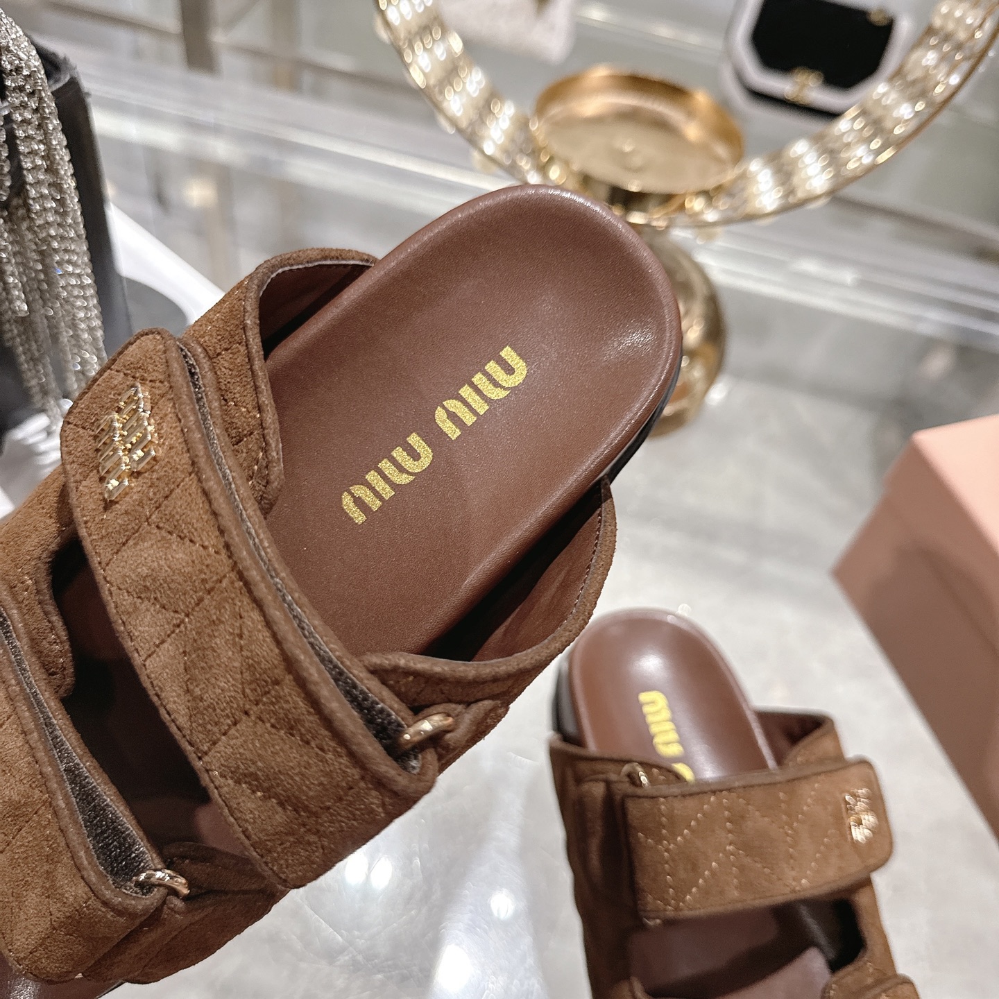 미우미우(MIU MIU) 자수 스웨이드 벨크로 슬리퍼 신발