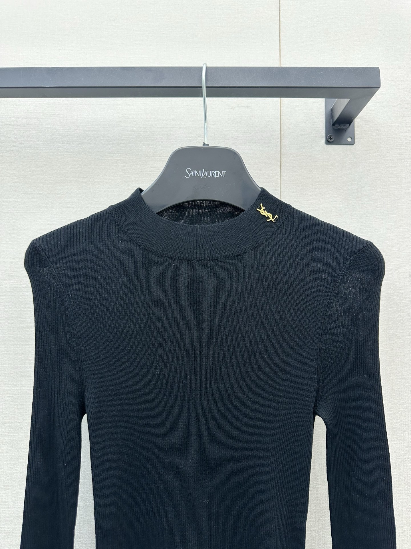 생로랑(SAINT LAURENT) 골드 로고 하프넥 실크 니트 상의 의류