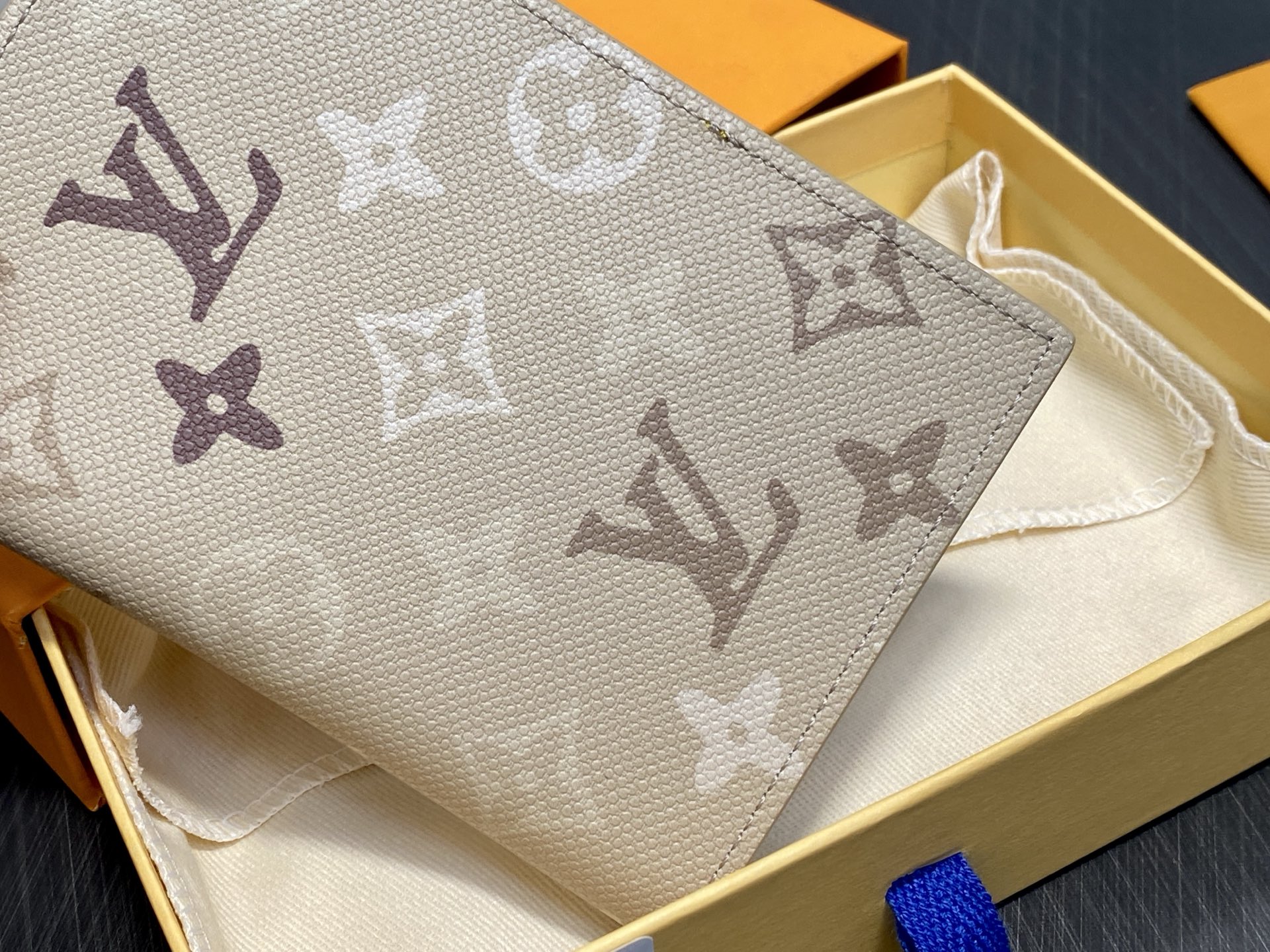 [Louis Vuitton] LV 루이비통 모노그램 서플러스 패스포트 커버 (에이프리콧 그레이) 여권 지갑