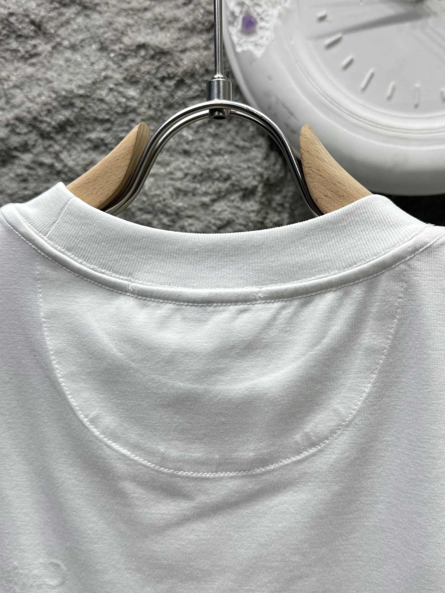 디올(DIOR) 레터링 자수 슬리브리스 상의 의류