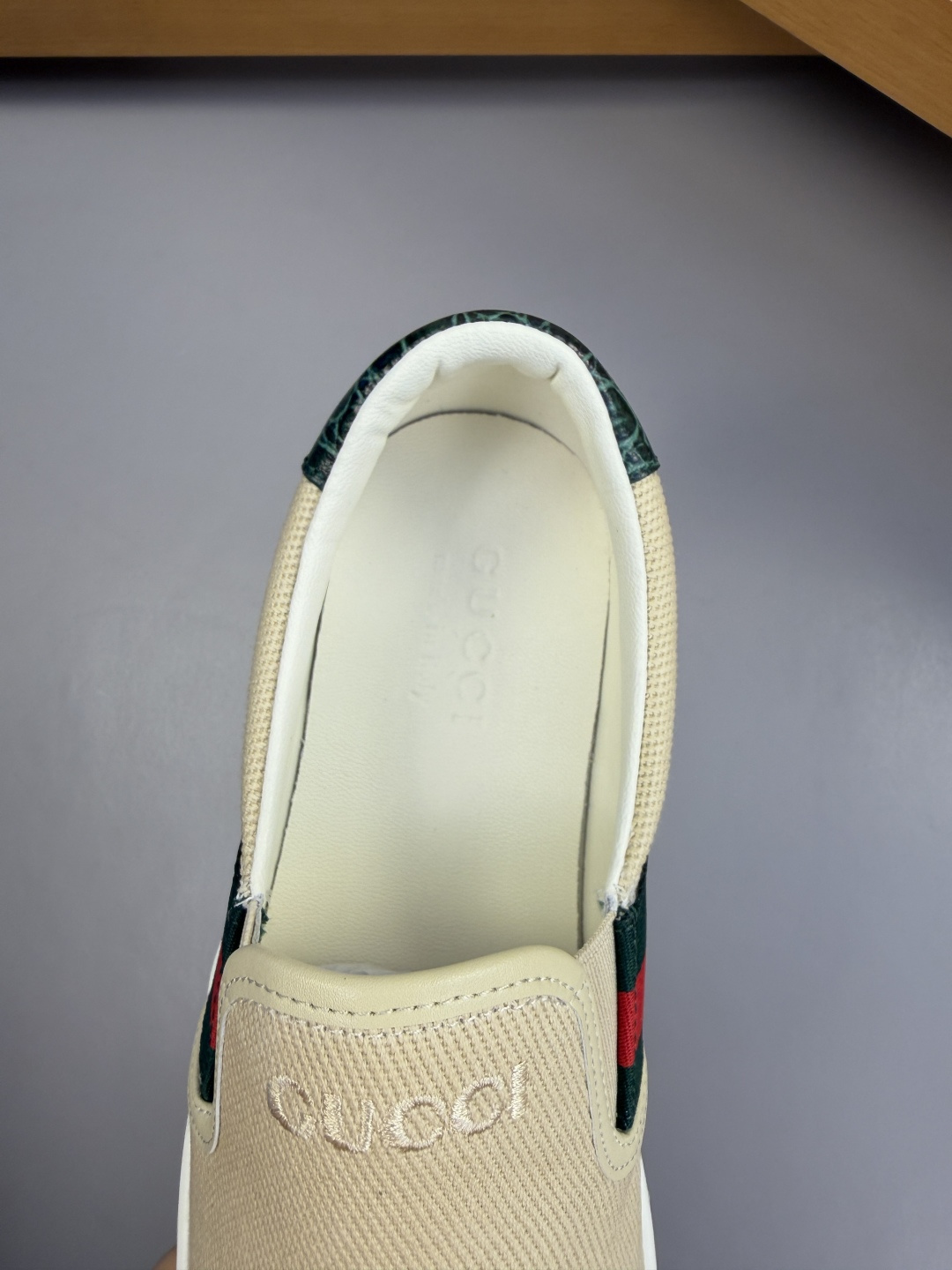 [Gucci] 구찌 스톤 엠보스 레더 믹스 스니커즈 슬립온 신발