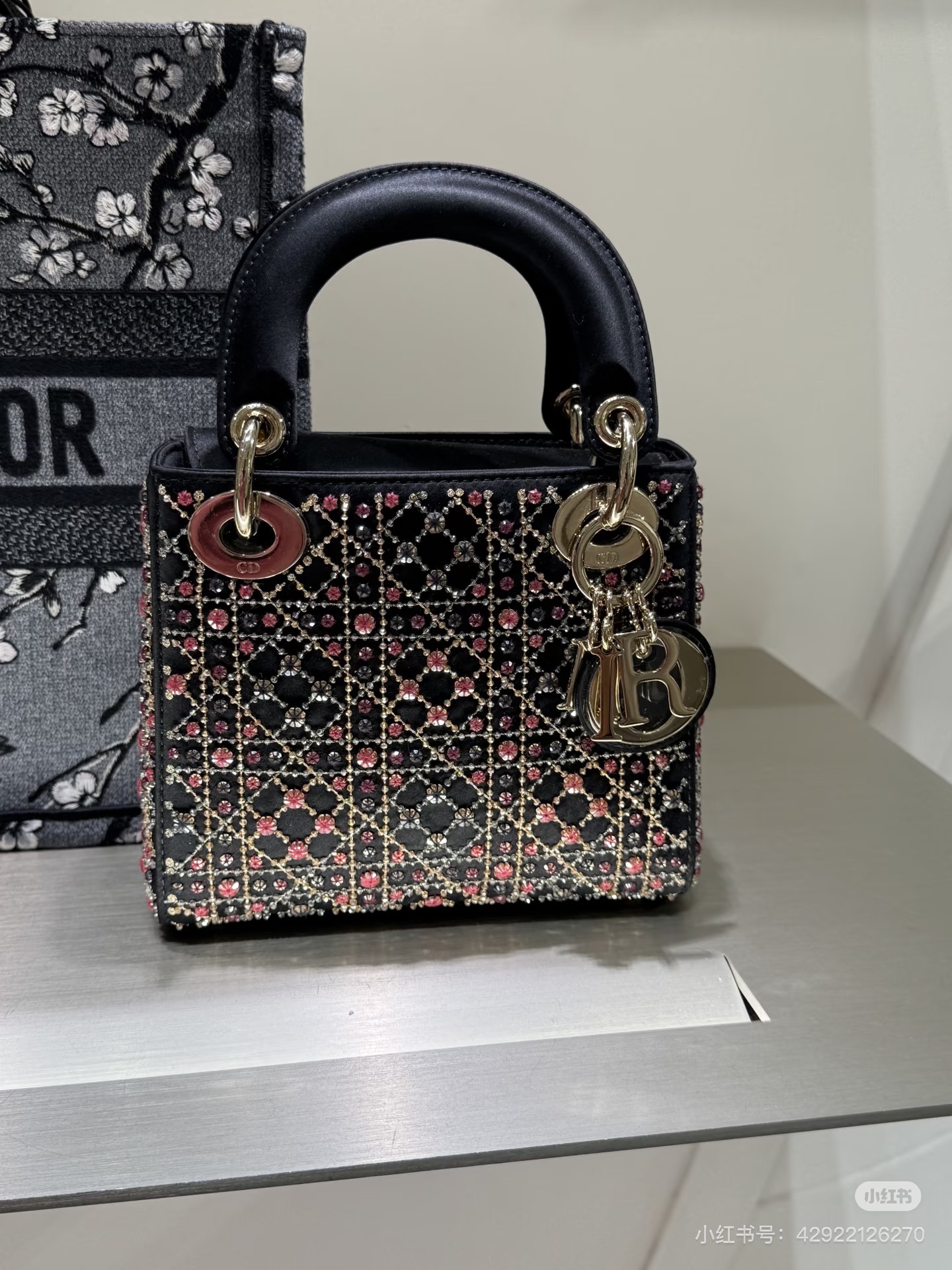Dior 디올 레이디 디올(Lady Dior) 스몰 4구 핸드백 (블랙 비즈 자수) 가방