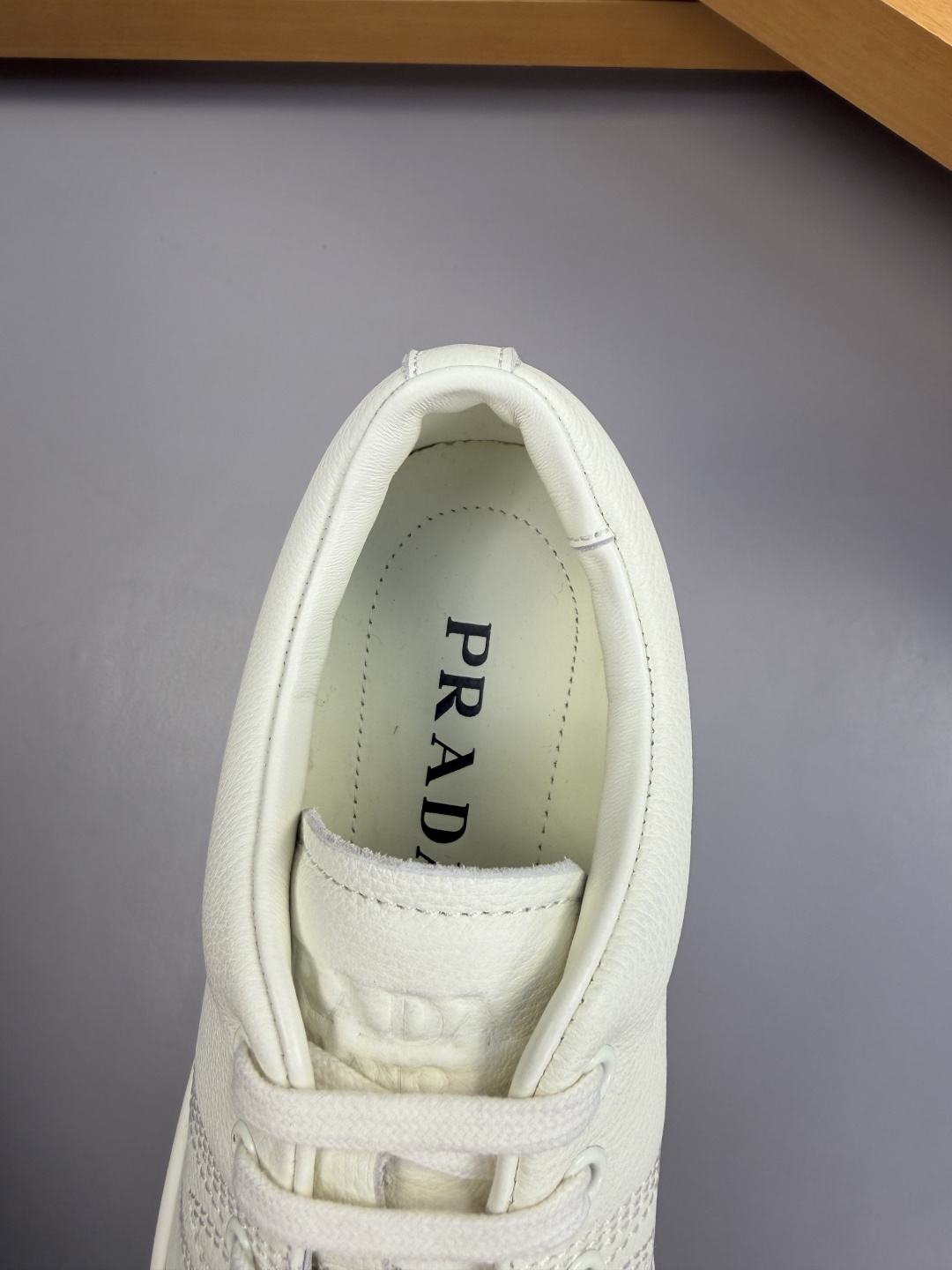 [Prada] 프라다 자수 엠블럼 리치 가죽 스니커즈 신발