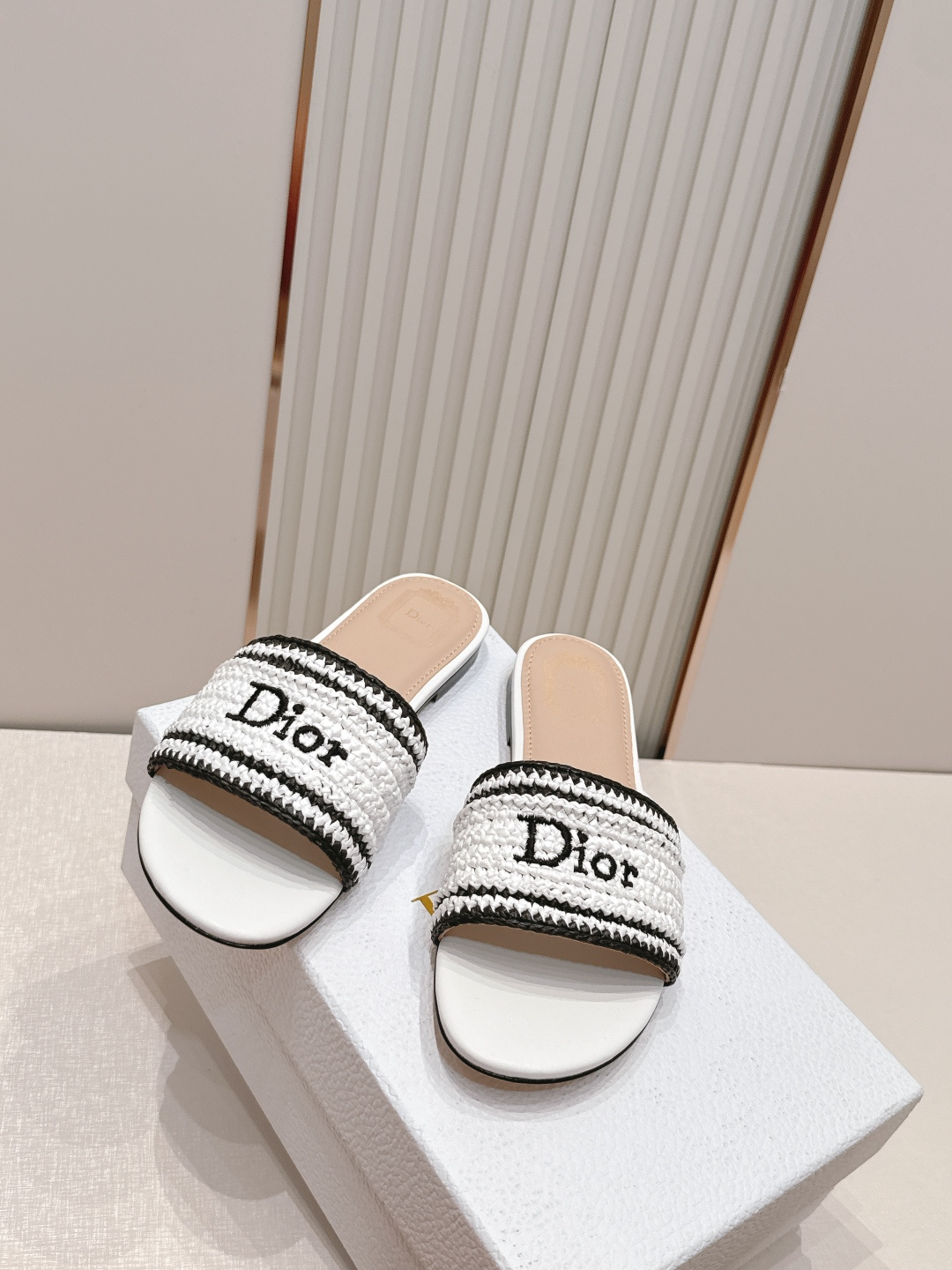 디올(DIOR) 라피아 위빙 슬라이드 샌들 신발