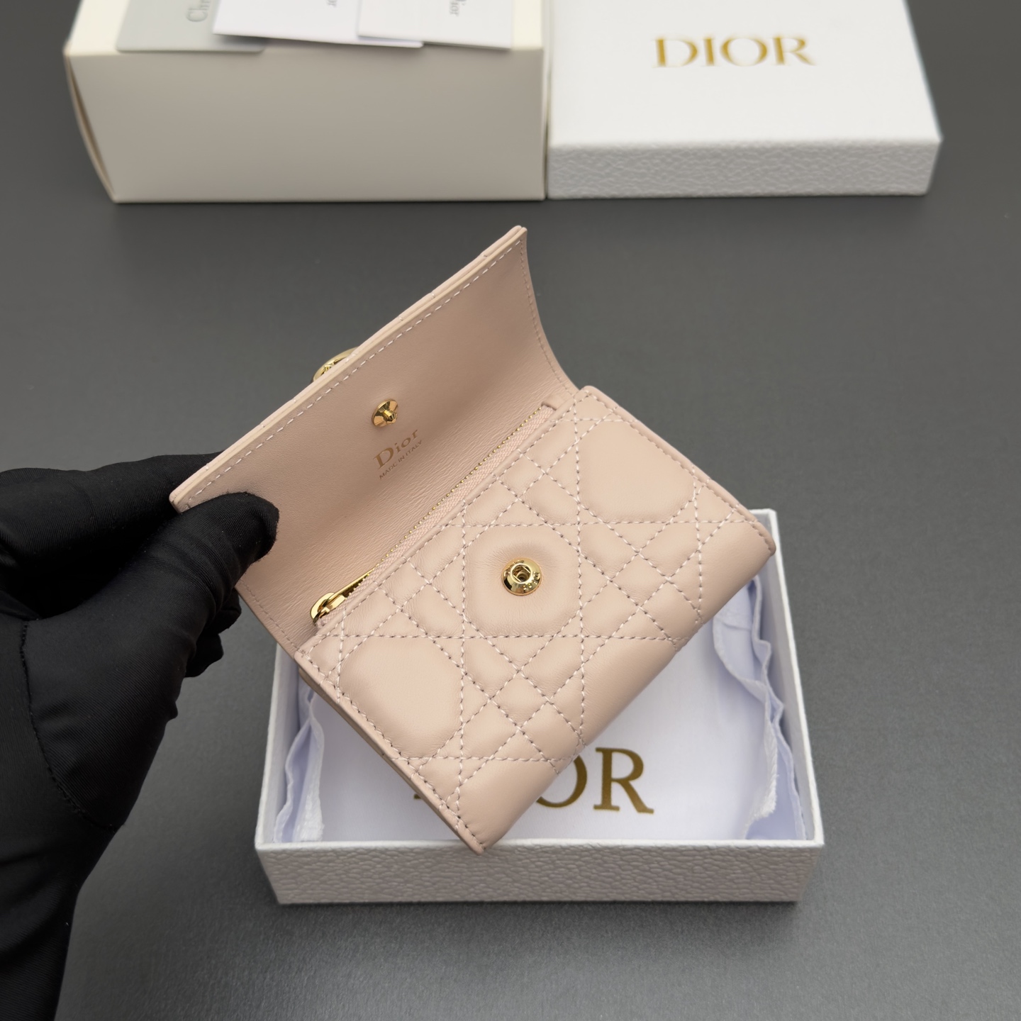 [Dior] 디올 Lady Freesia 레이디 프리지아 까나쥬 램스킨 지퍼 미니 지갑 / S2607
