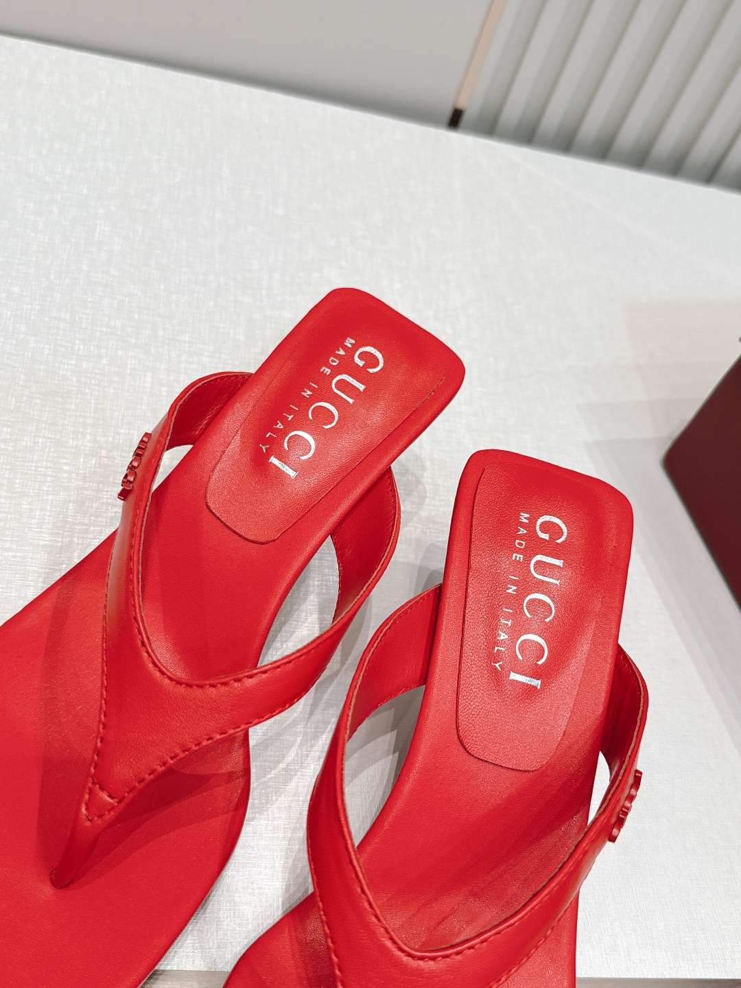 구찌(GUCCI) 모노그램 토포스트 미들힐 신발