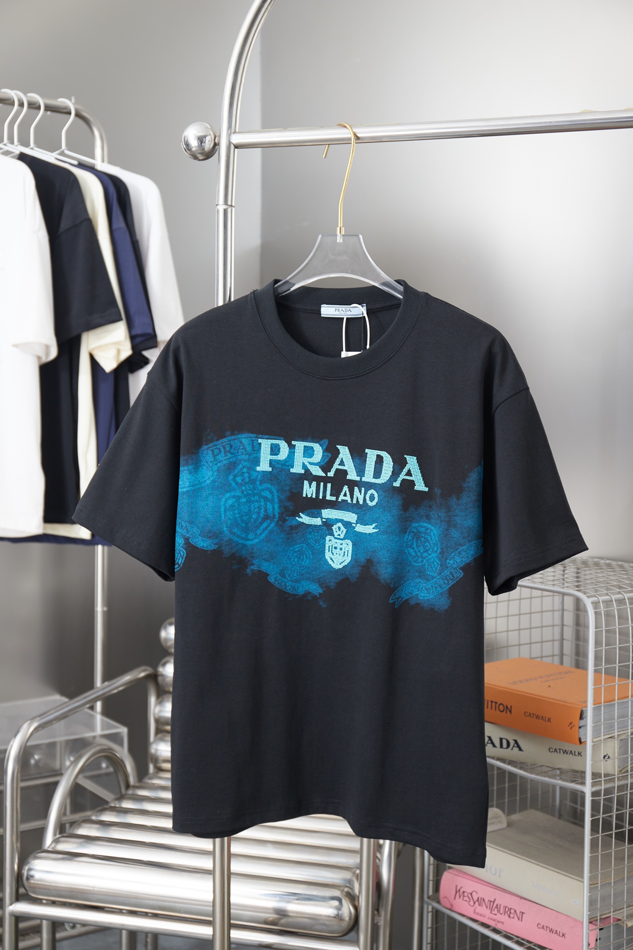 프라다(PRADA) 자수 로고 반팔 티셔츠 상의 의류