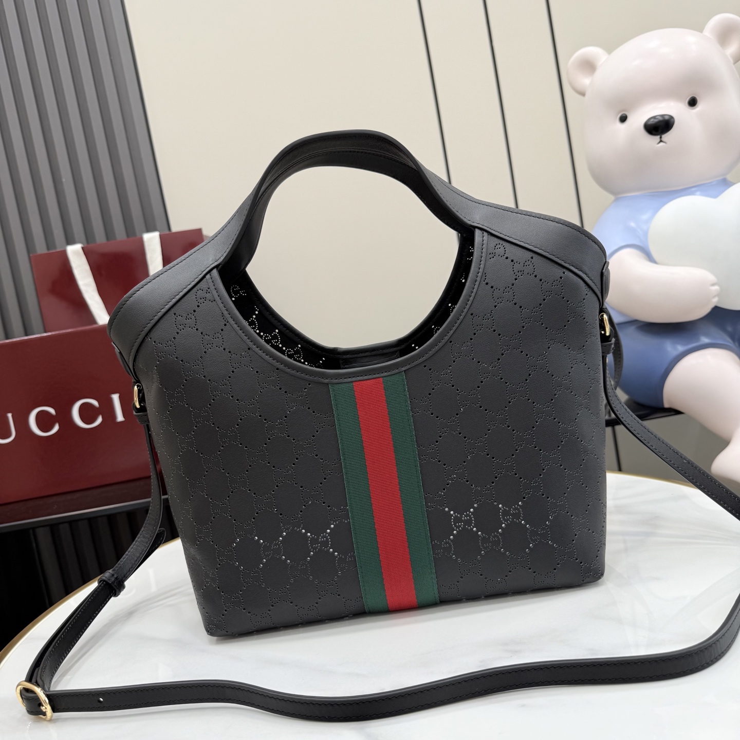 GUCCI 구찌 Generation 제너레이션 GG 질리오(Giglio) 펀칭 레더 토트백 - 블랙 가방