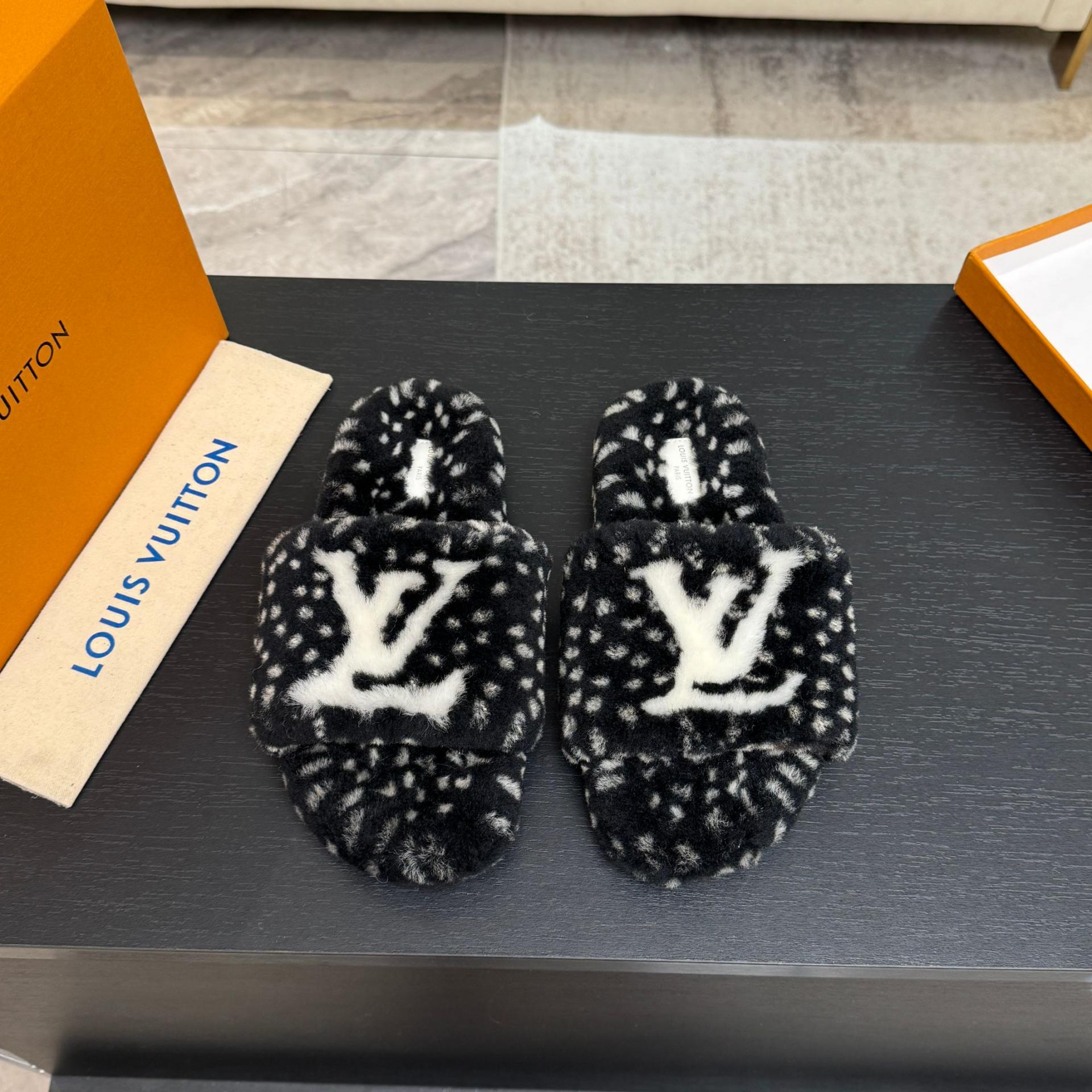 루이비통(LV) 시어링 퍼 슬리퍼 신발