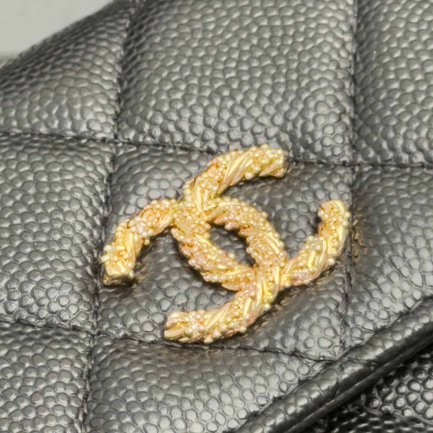 [Chanel] 샤넬 26SS 캐비어 멀티 젬스톤 플랩 장지갑