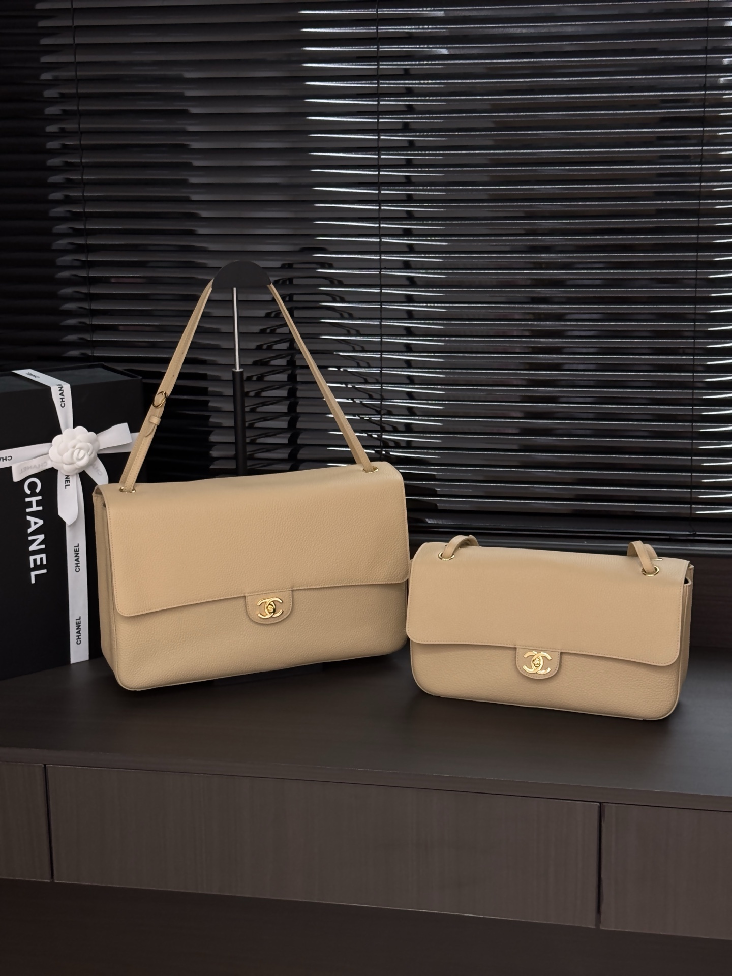 [CHANEL] 샤넬 26S 맥시 플랩 백 가방 AS6233