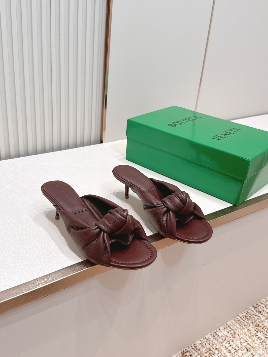보테가 베네타(BOTTEGA VENETA) 체리 트위스트 뮬 힐 신발