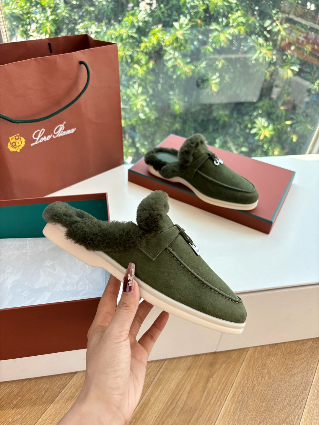 로로피아나(Loro Piana) 커플 퍼 트리밍 스웨이드 뮬 슬리퍼 신발
