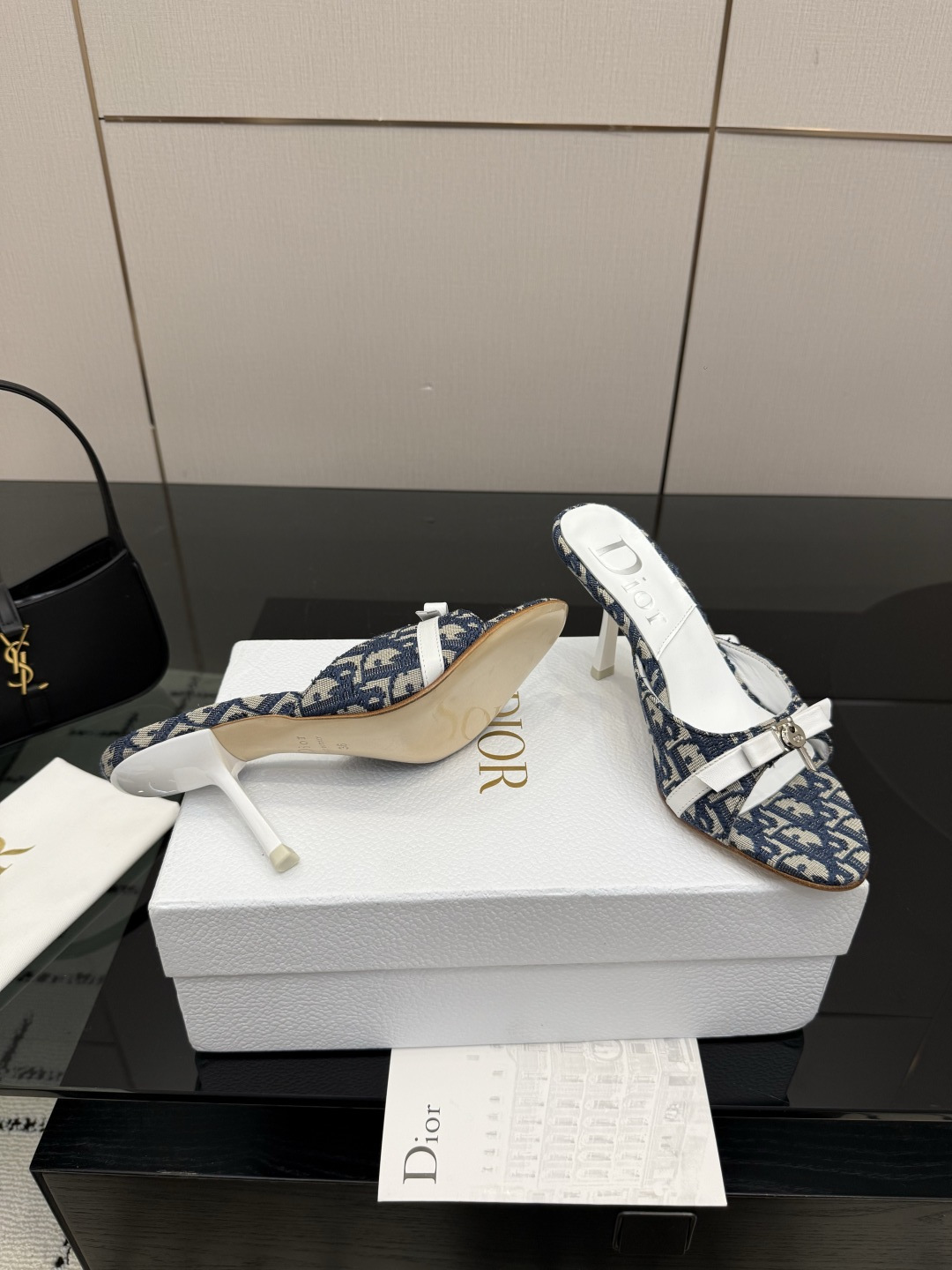 디올(DIOR) 패브릭 뮬 힐 신발