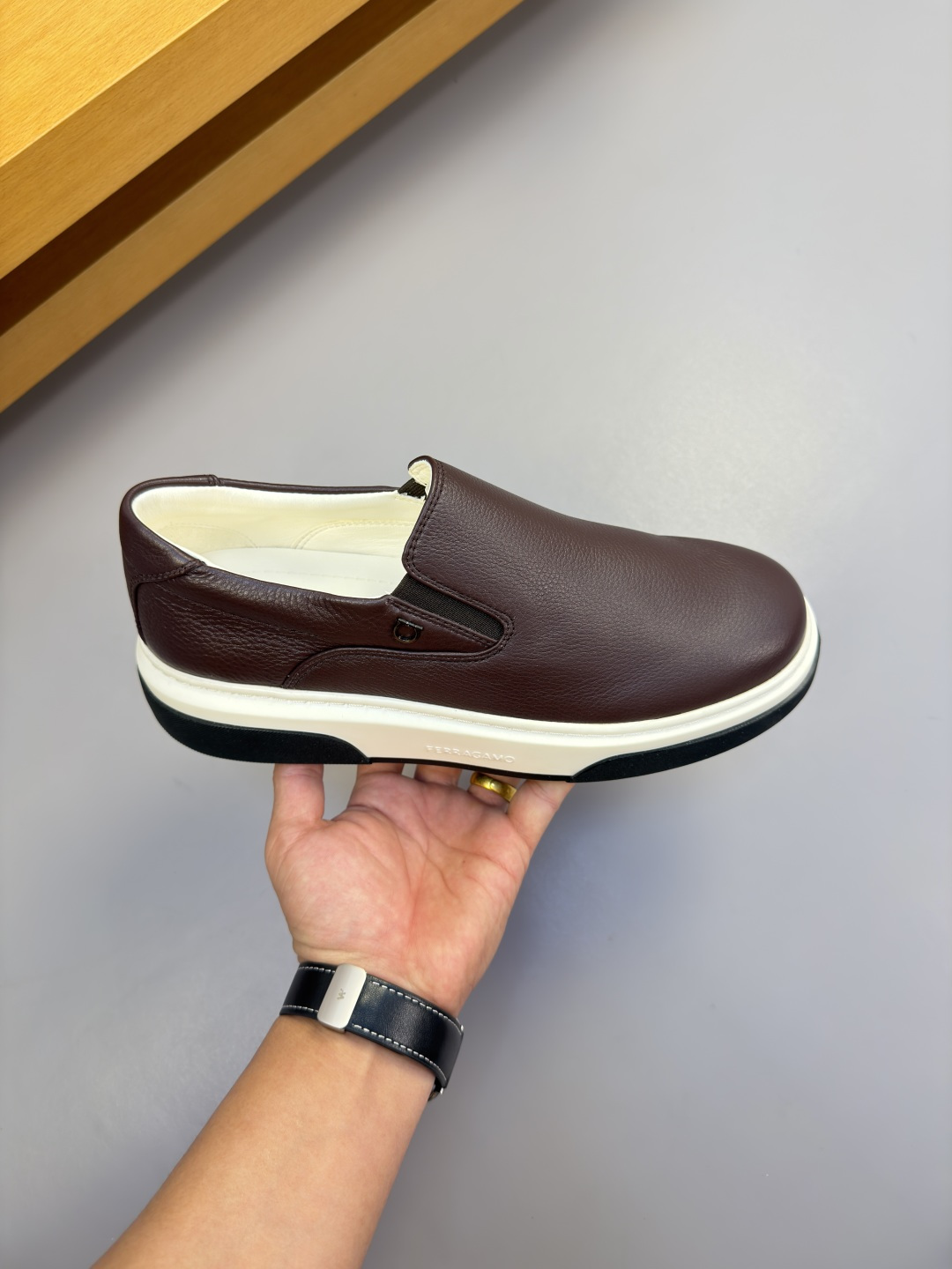 [Salvatore Ferragamo] 페라가모 프리미엄 슈링크 레더 미니멀 슬립온 스니커즈 신발
