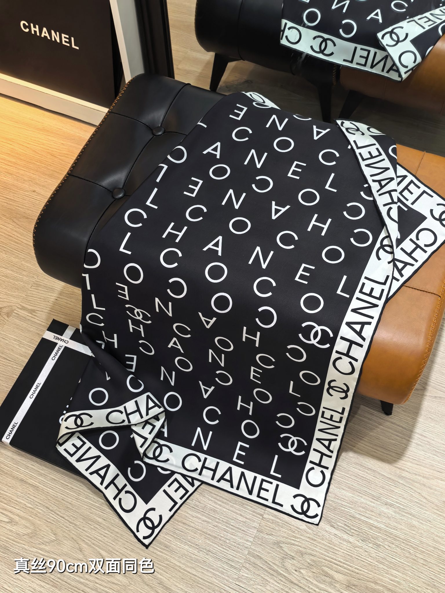 샤넬(CHANEL) 양면 실크 트윌 목도리 스카프