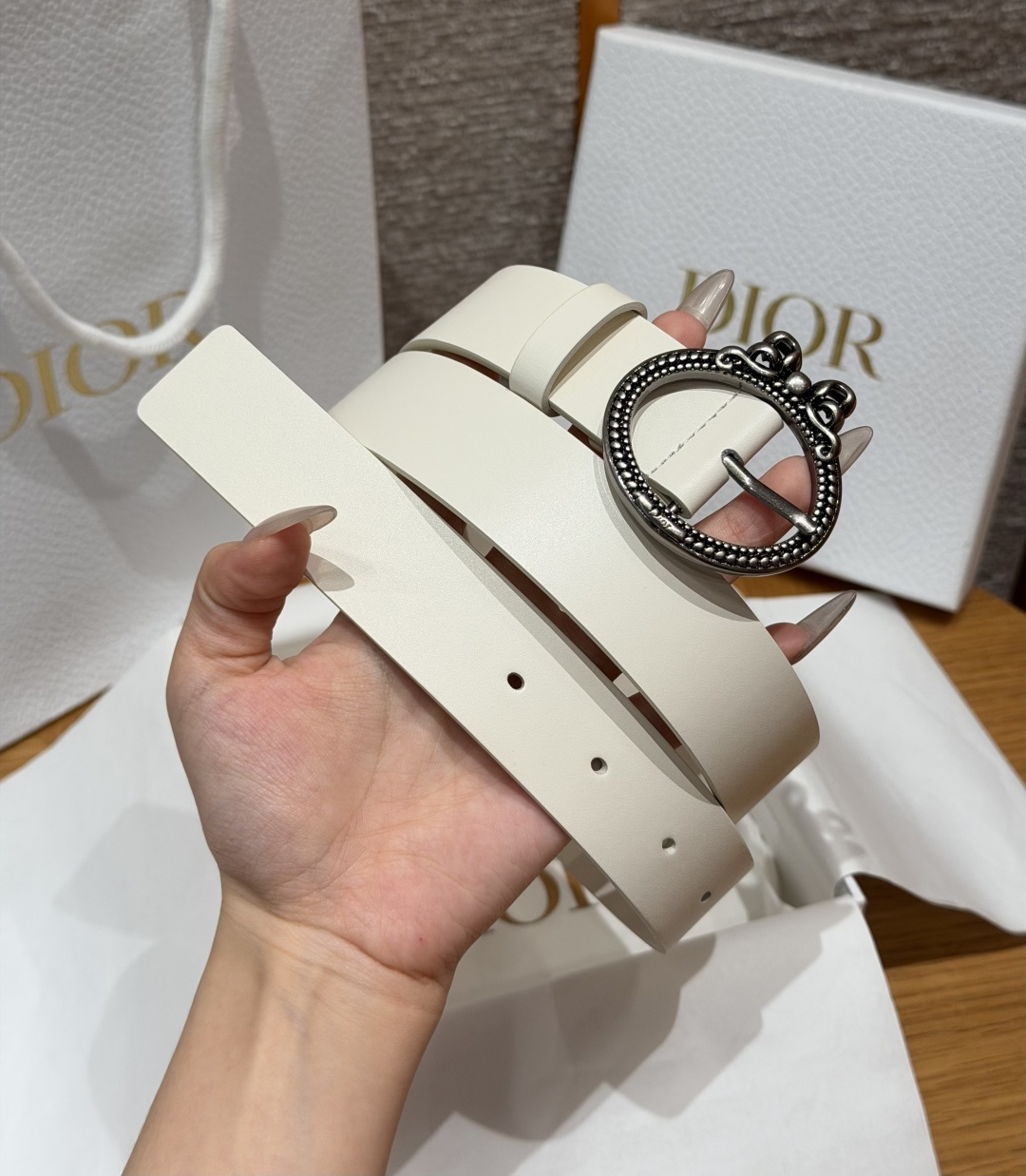 디올(DIOR) 리버서블 카프스킨 앤티크 핀 버클 벨트