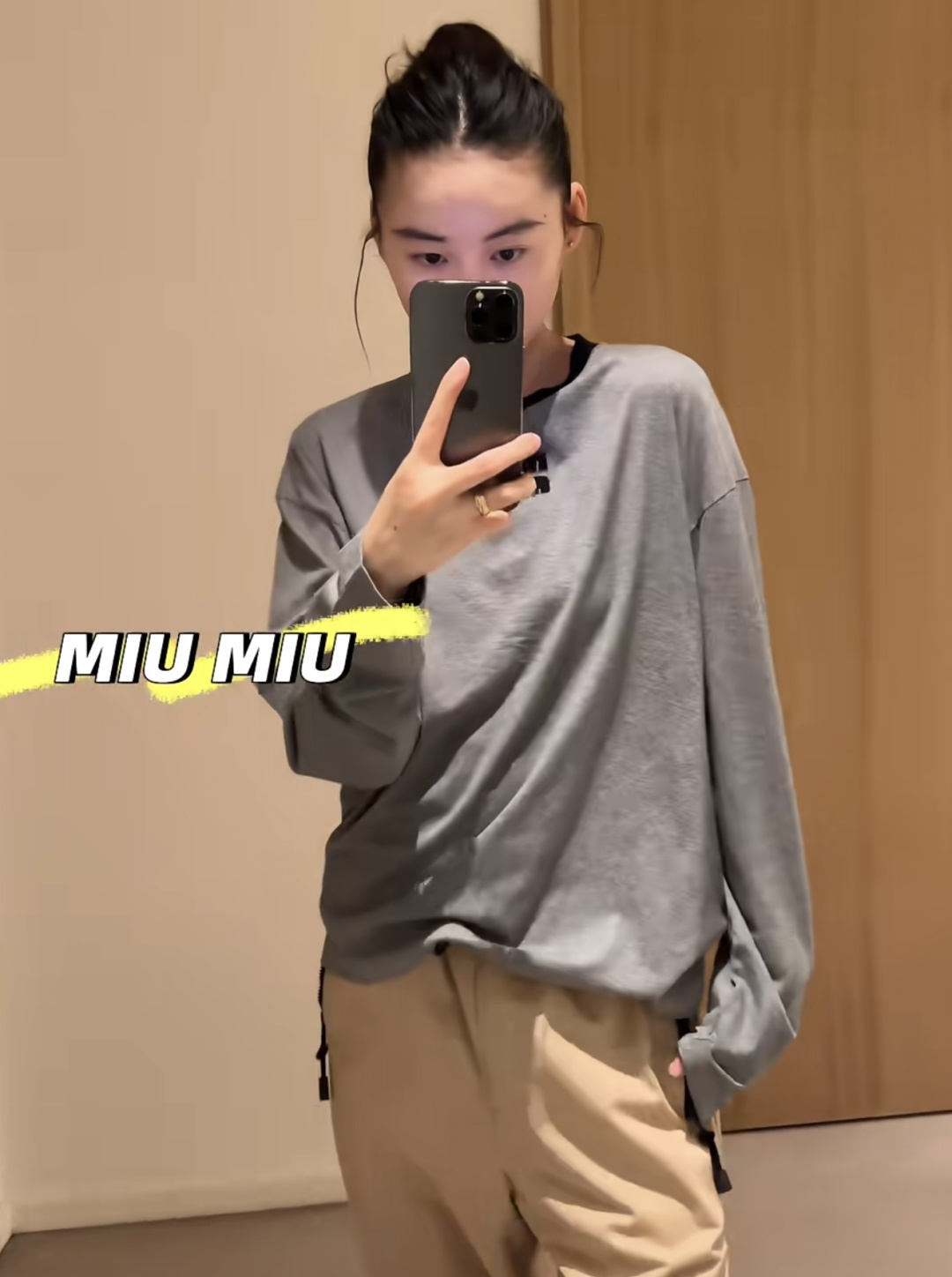 미우미우(MIU MIU) 배색 카라 로고 자수 긴팔 티셔츠 상의 의류