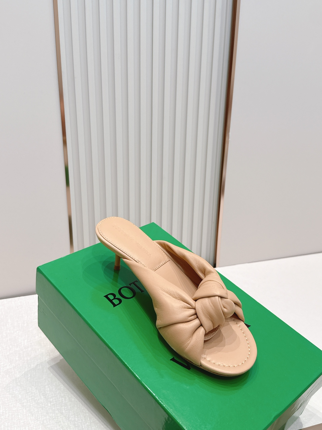 보테가 베네타(BOTTEGA VENETA) 체리 트위스트 뮬 힐 신발