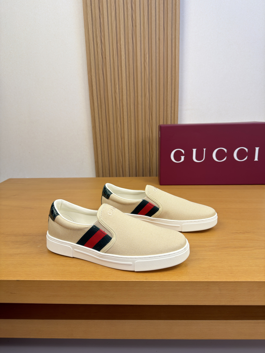 [Gucci] 구찌 스톤 엠보스 레더 믹스 스니커즈 슬립온 신발