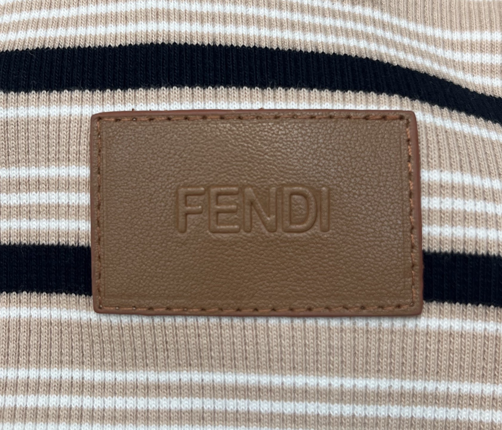 펜디(FENDI) 레더 패치 스트라이프 크롭 티셔츠 상의 의류