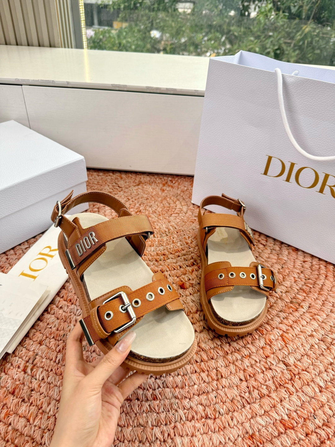 디올(DIOR) CD 버클 샌들 신발