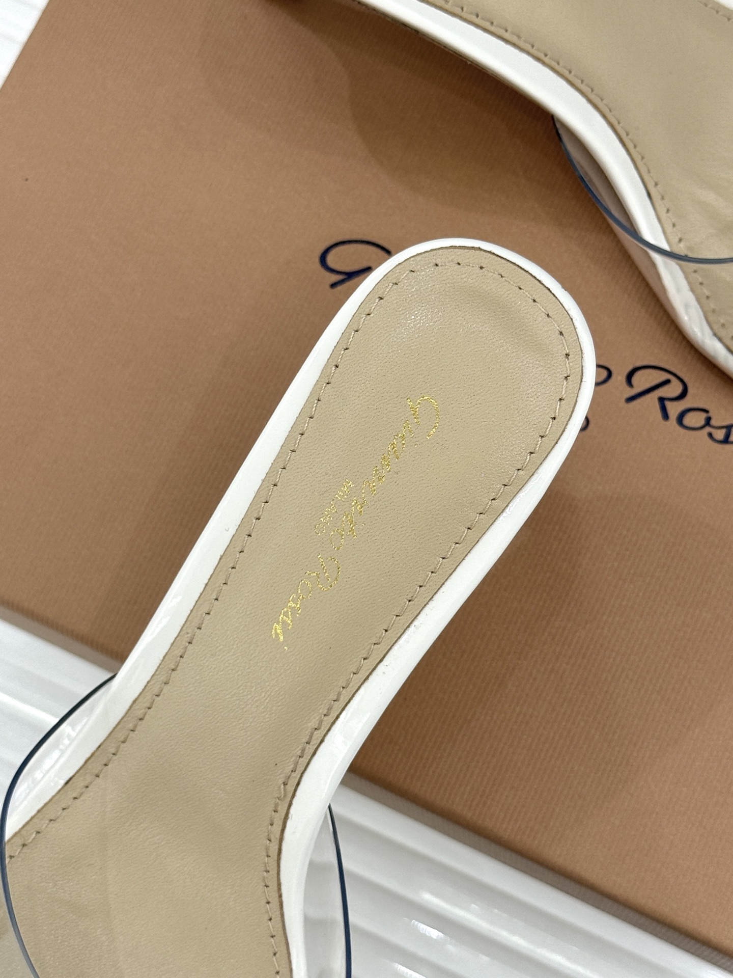 지안비토 로시(Gianvito Rossi) 포인티드 토 힐 슬리퍼 신발