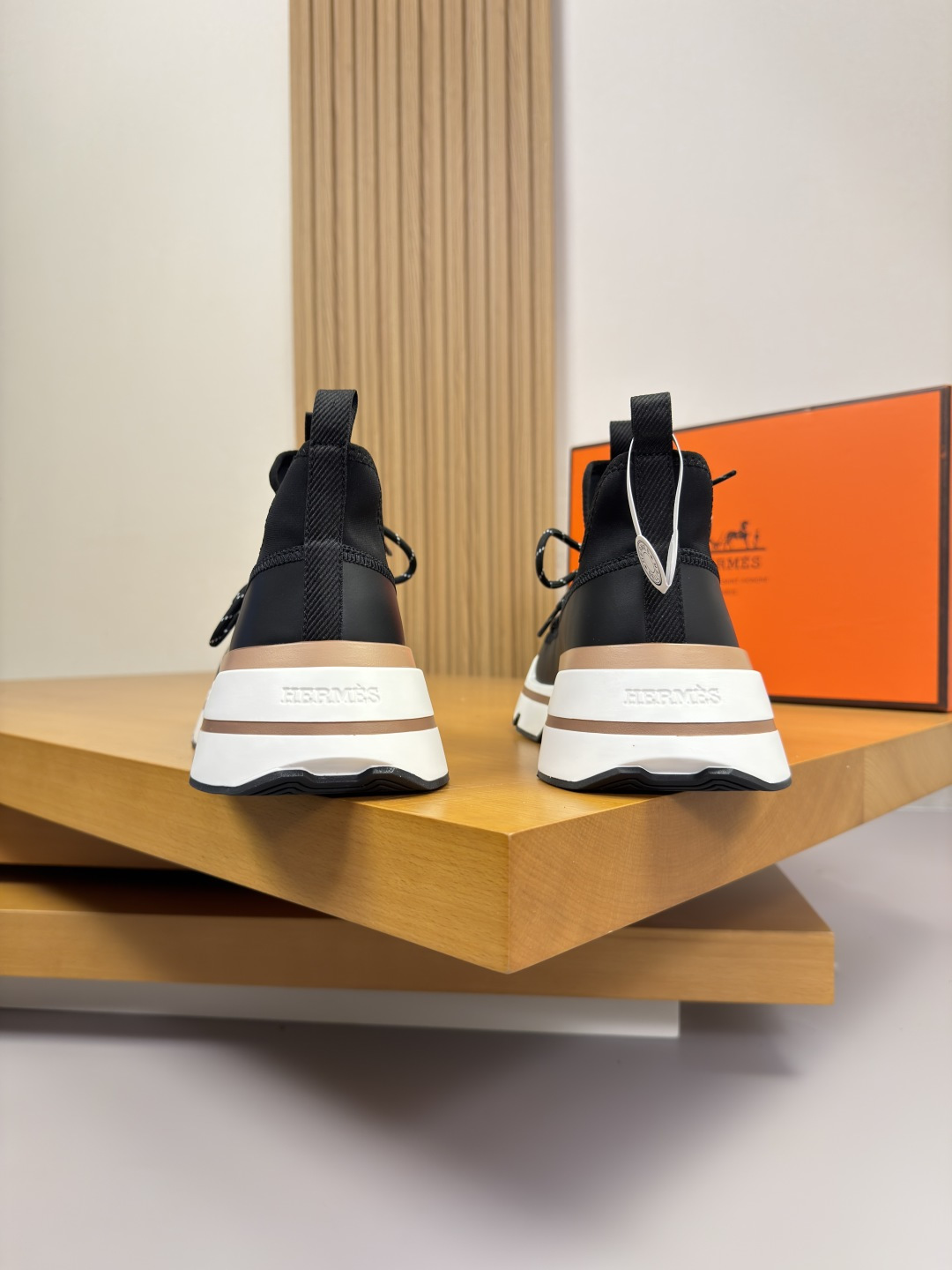 [Hermes] 에르메스 프리미엄 나파 레더 & 스트레치 패브릭 스니커즈 신발 복제