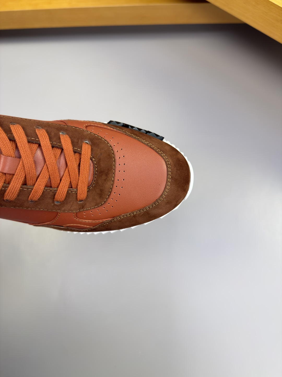 [Hermes] 에르메스 타공 나파 레더 스니커즈 신발