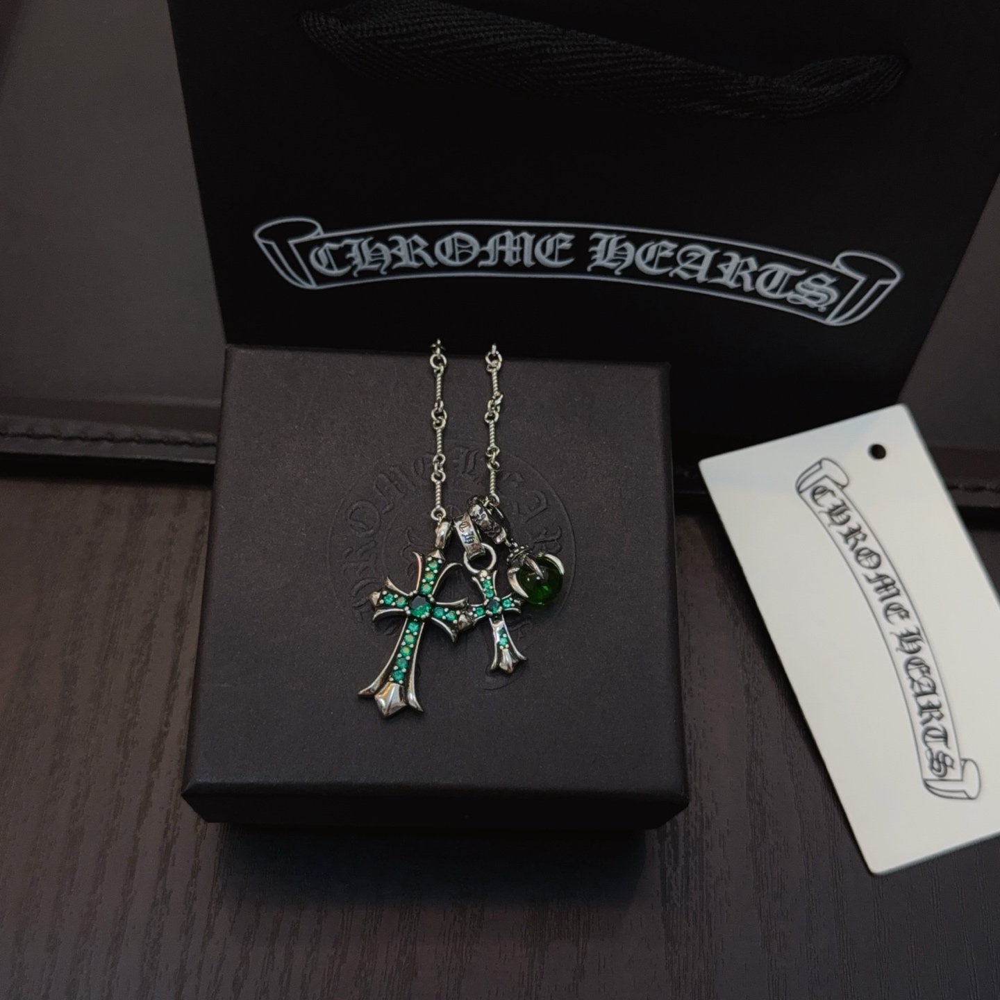 크롬하츠(CHROME HEARTS) 세이프티 핀 그린 스톤 크로스 목걸이 악세사리